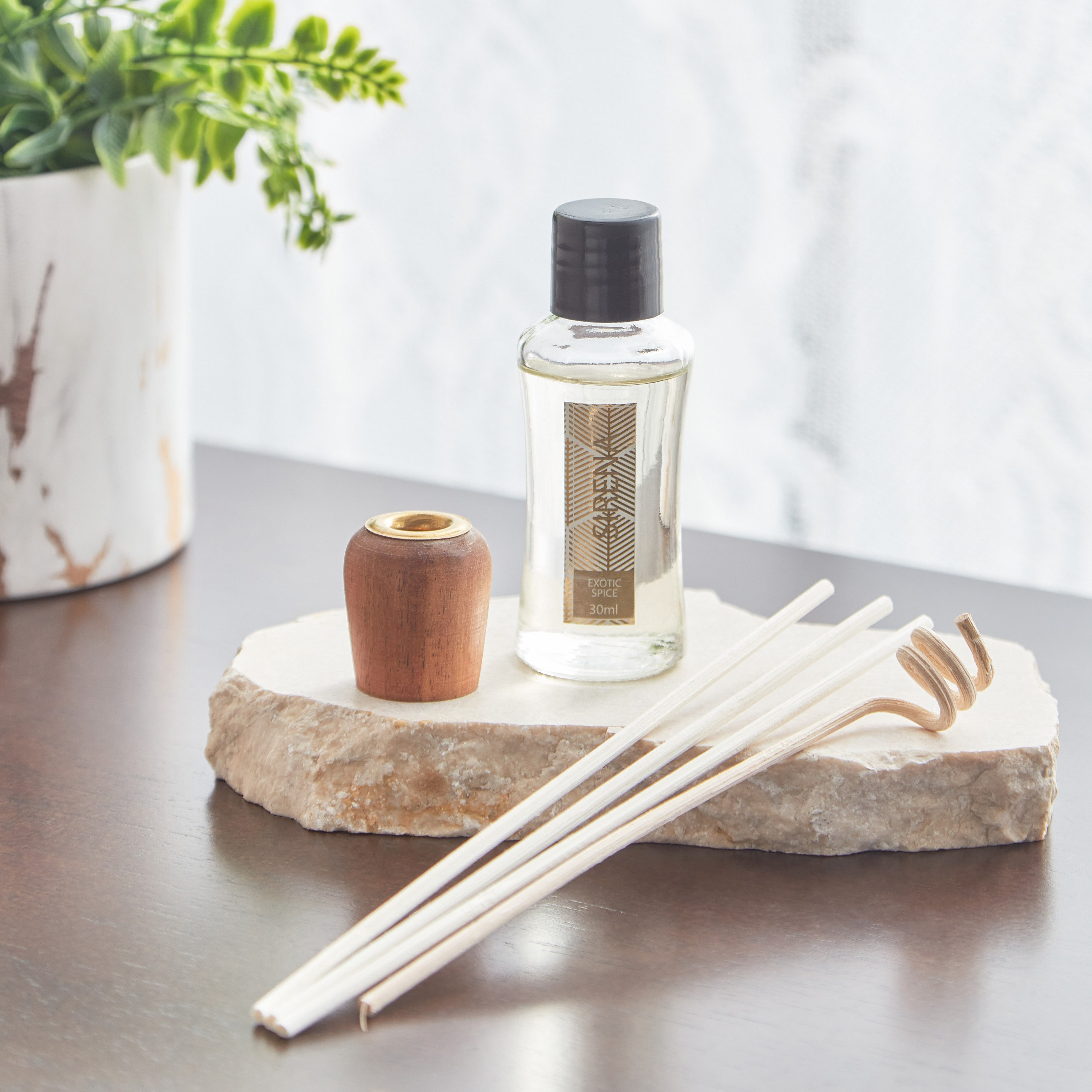 موزع عطور عيدان إكسوتيك سبايس مونوكروم كلاسيكس بعيدان لولبية من سيرينا - 30 مل-hbxbedroom-homefragrance-diffusers-image-1