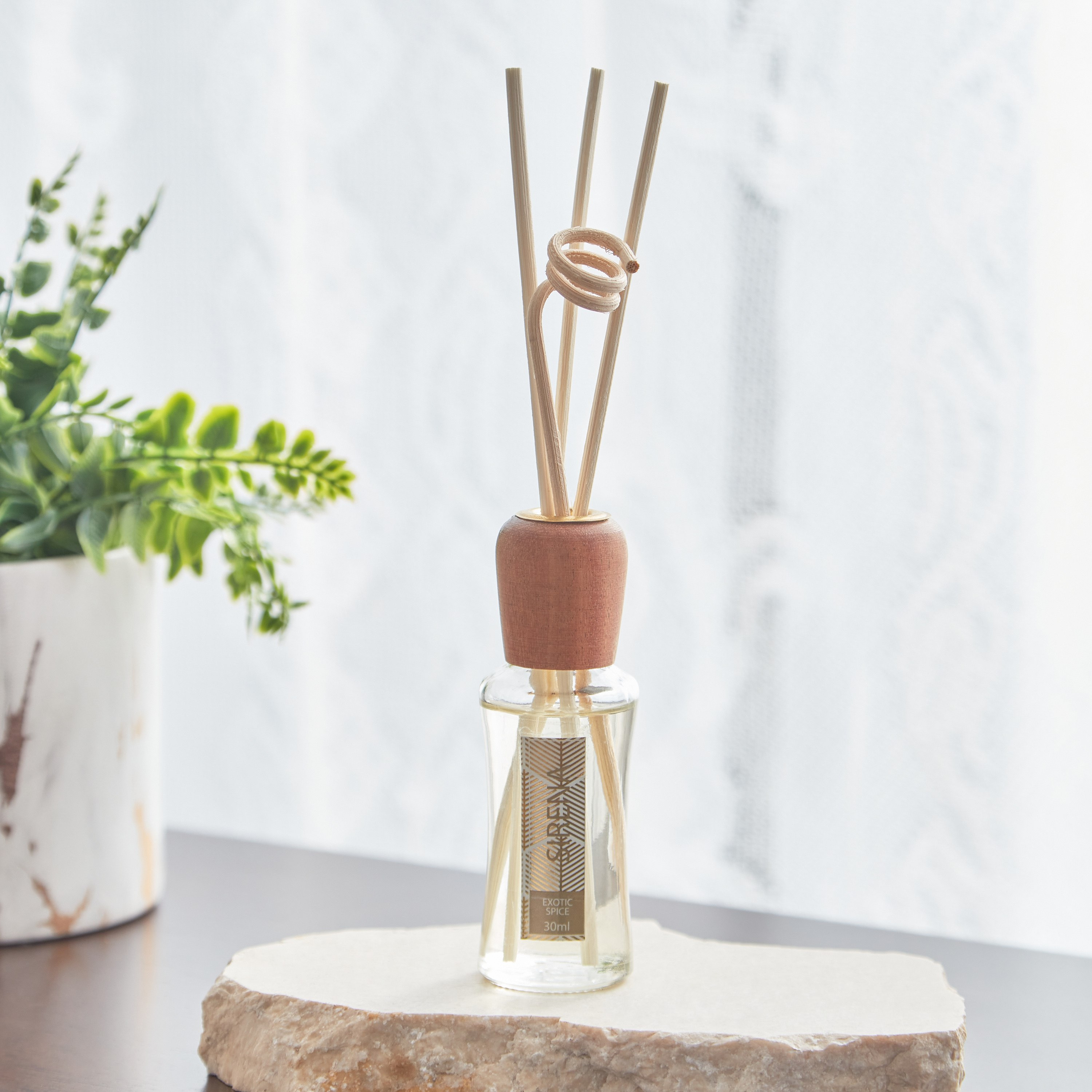موزع عطور عيدان إكسوتيك سبايس مونوكروم كلاسيكس بعيدان لولبية من سيرينا - 30 مل-hbxbedroom-homefragrance-diffusers-image-2