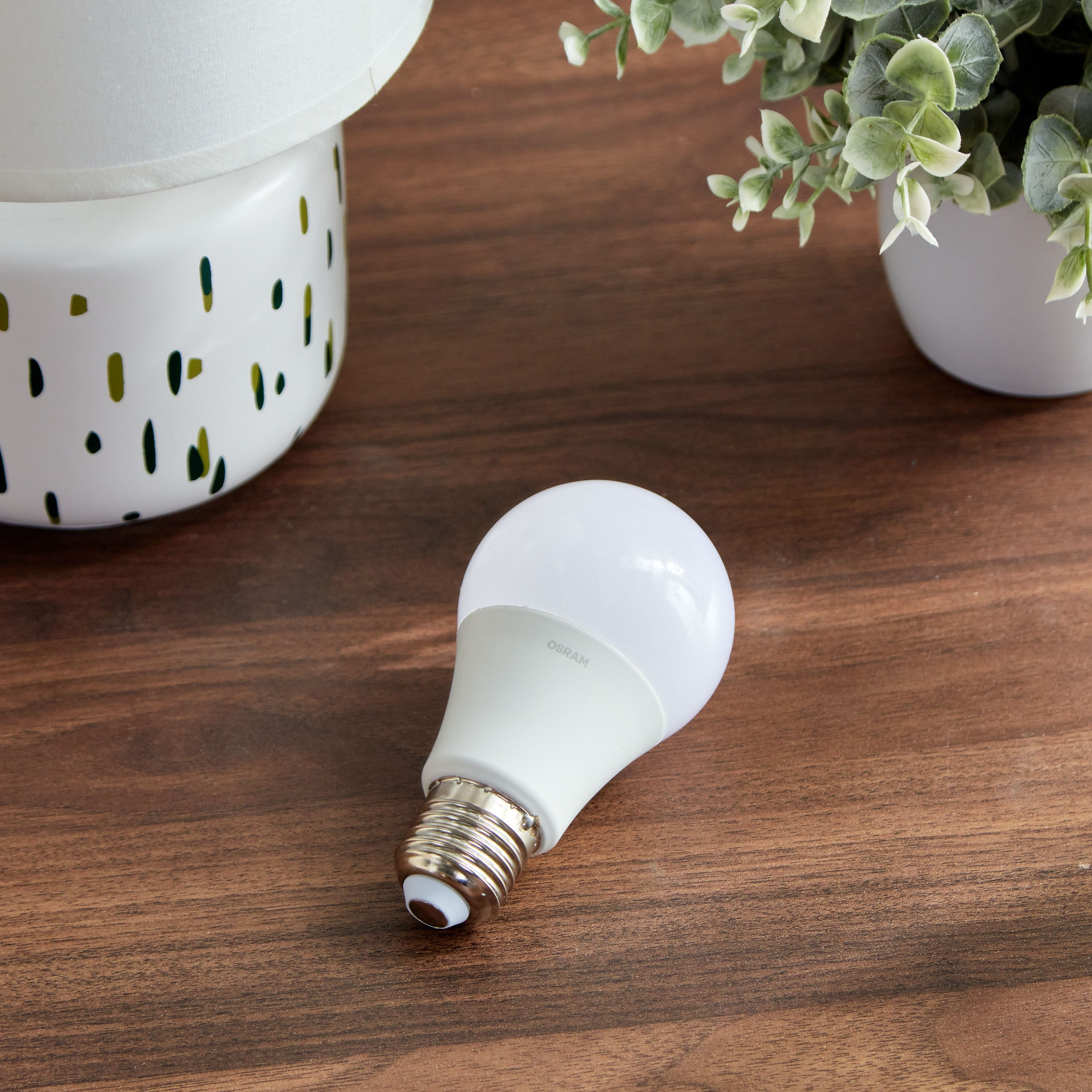 لمبة أل إي دي لولبية معتمة بضوء أبيض دافئ لومين 1521 إي27 13 وات من أوسرام-hbxbedroom-lighting-lightingaccessories-image-1