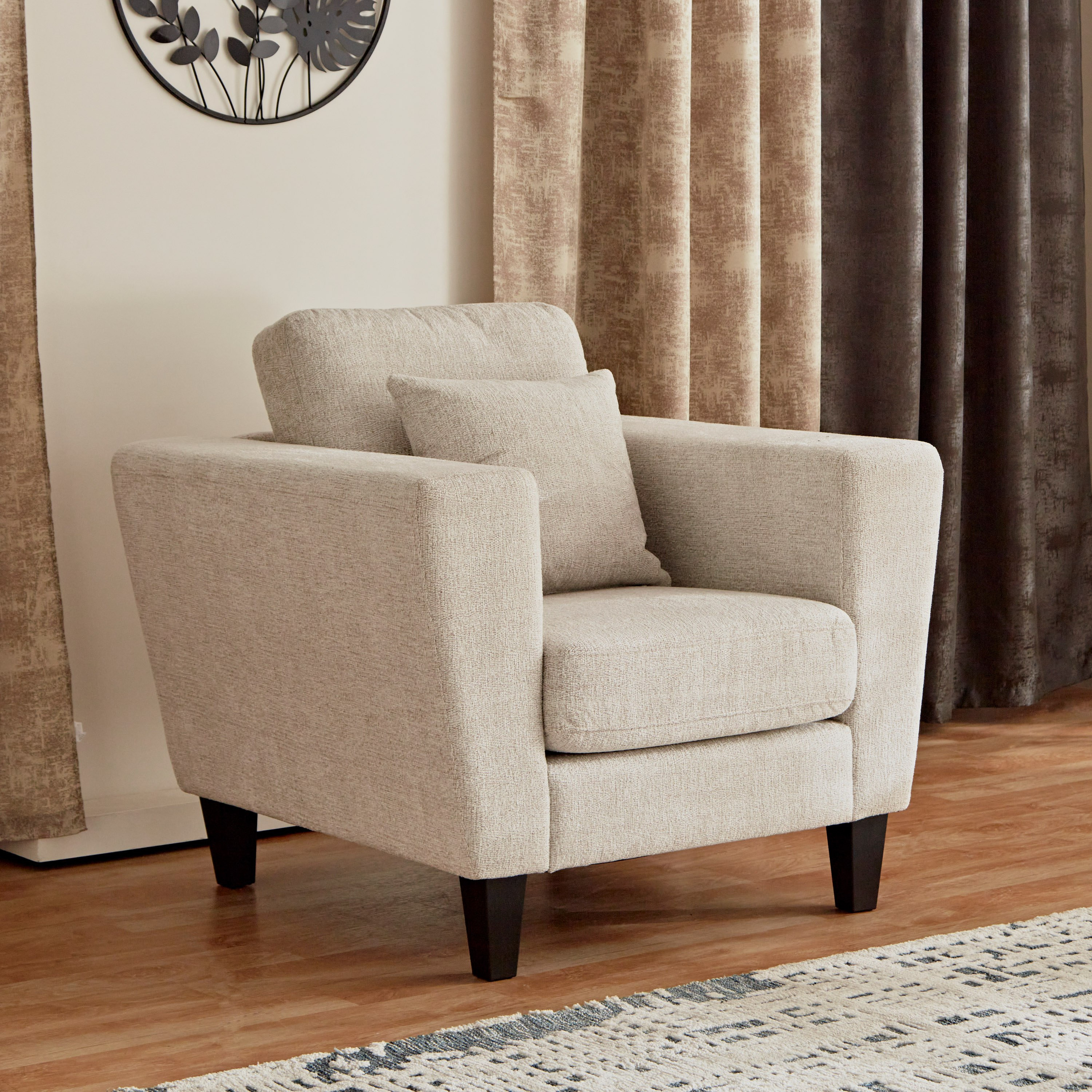 كرسي قماش بذراعين ووسادة من كاثي-hbxlivingroom-sofasandarmchairs-sofas-image-1