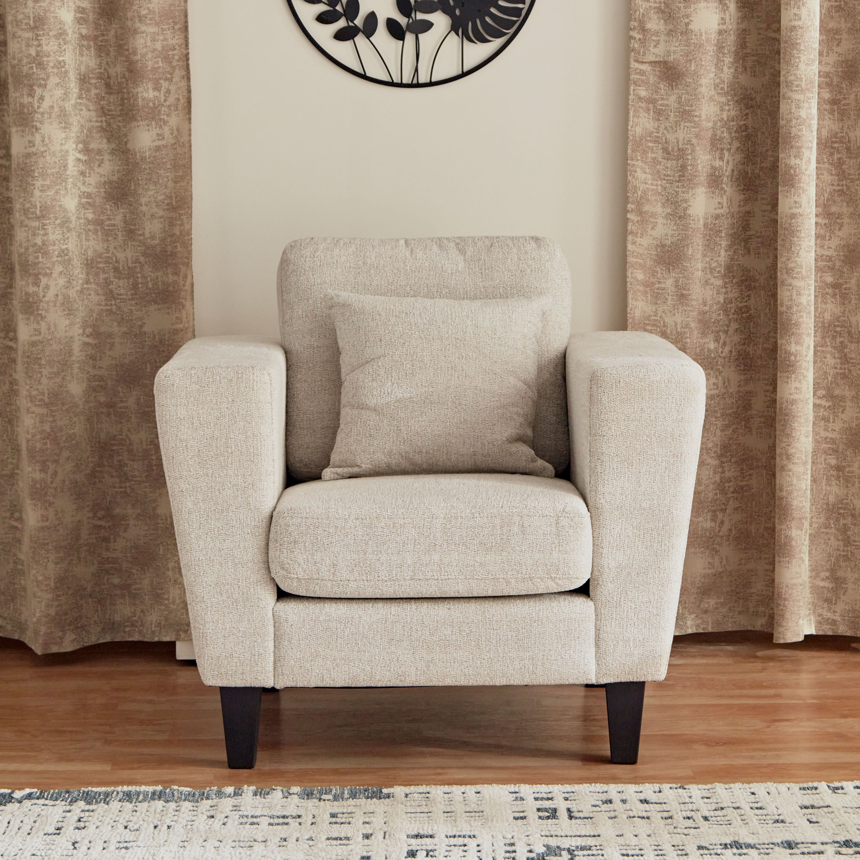 كرسي قماش بذراعين ووسادة من كاثي-hbxlivingroom-sofasandarmchairs-sofas-image-2