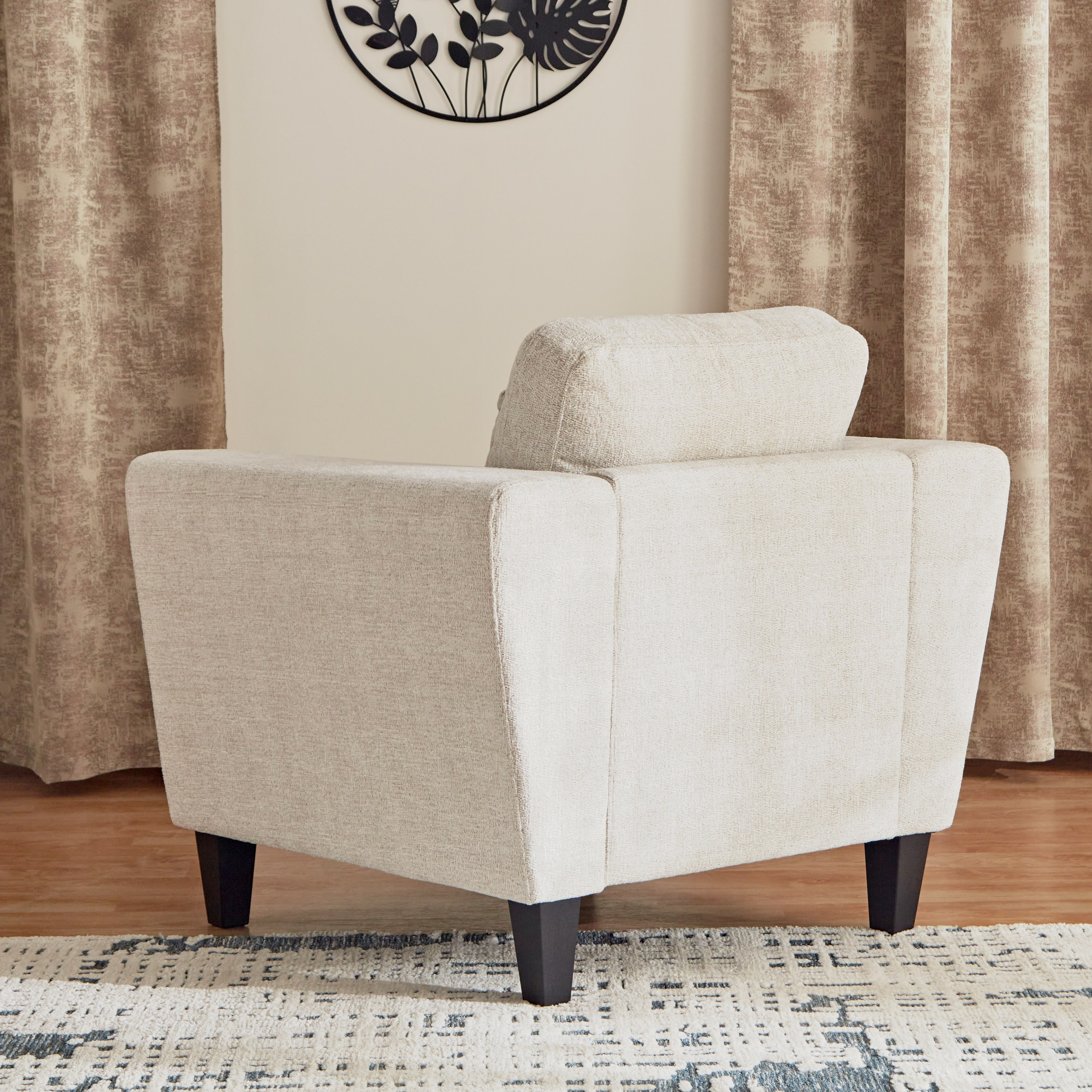 كرسي قماش بذراعين ووسادة من كاثي-hbxlivingroom-sofasandarmchairs-sofas-image-3