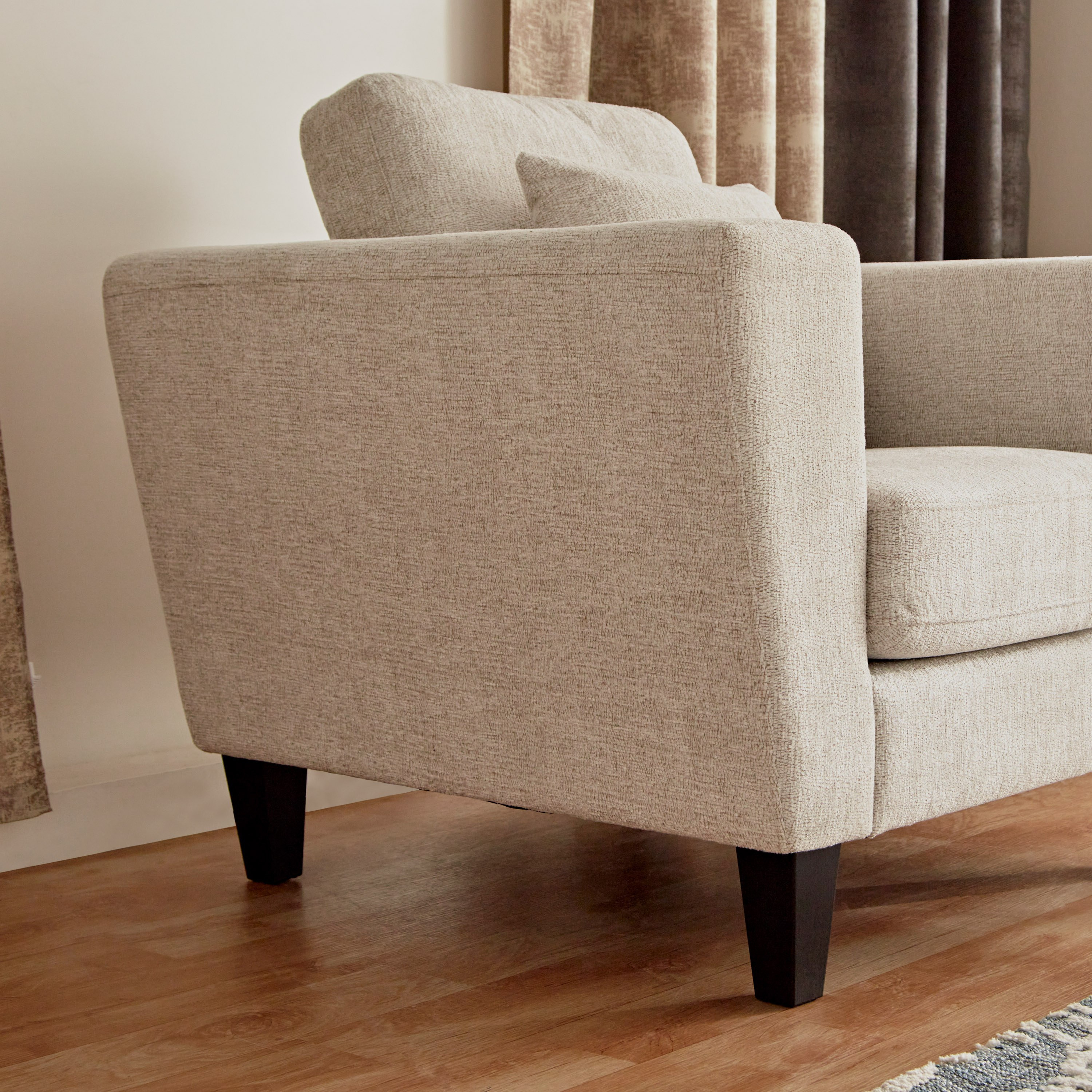 كرسي قماش بذراعين ووسادة من كاثي-hbxlivingroom-sofasandarmchairs-sofas-image-4