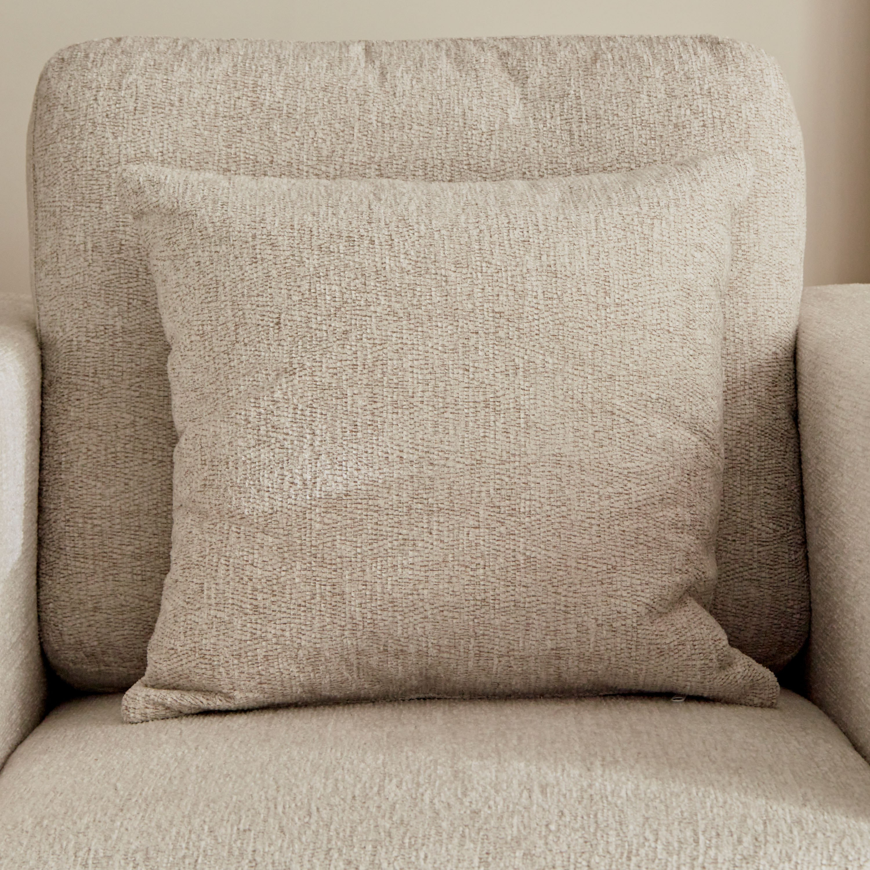 كرسي قماش بذراعين ووسادة من كاثي-hbxlivingroom-sofasandarmchairs-sofas-image-5