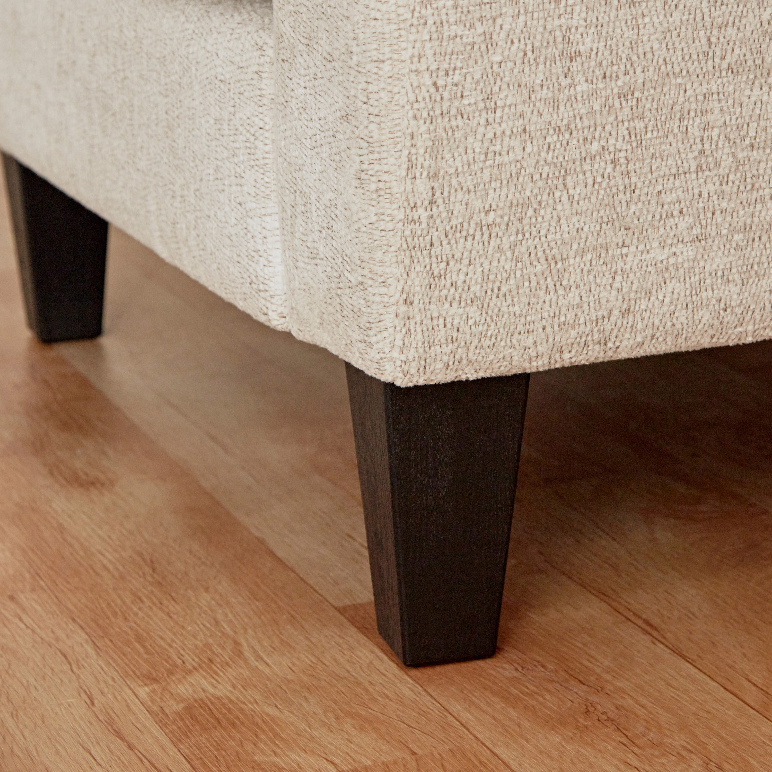 كرسي قماش بذراعين ووسادة من كاثي-hbxlivingroom-sofasandarmchairs-sofas-image-7