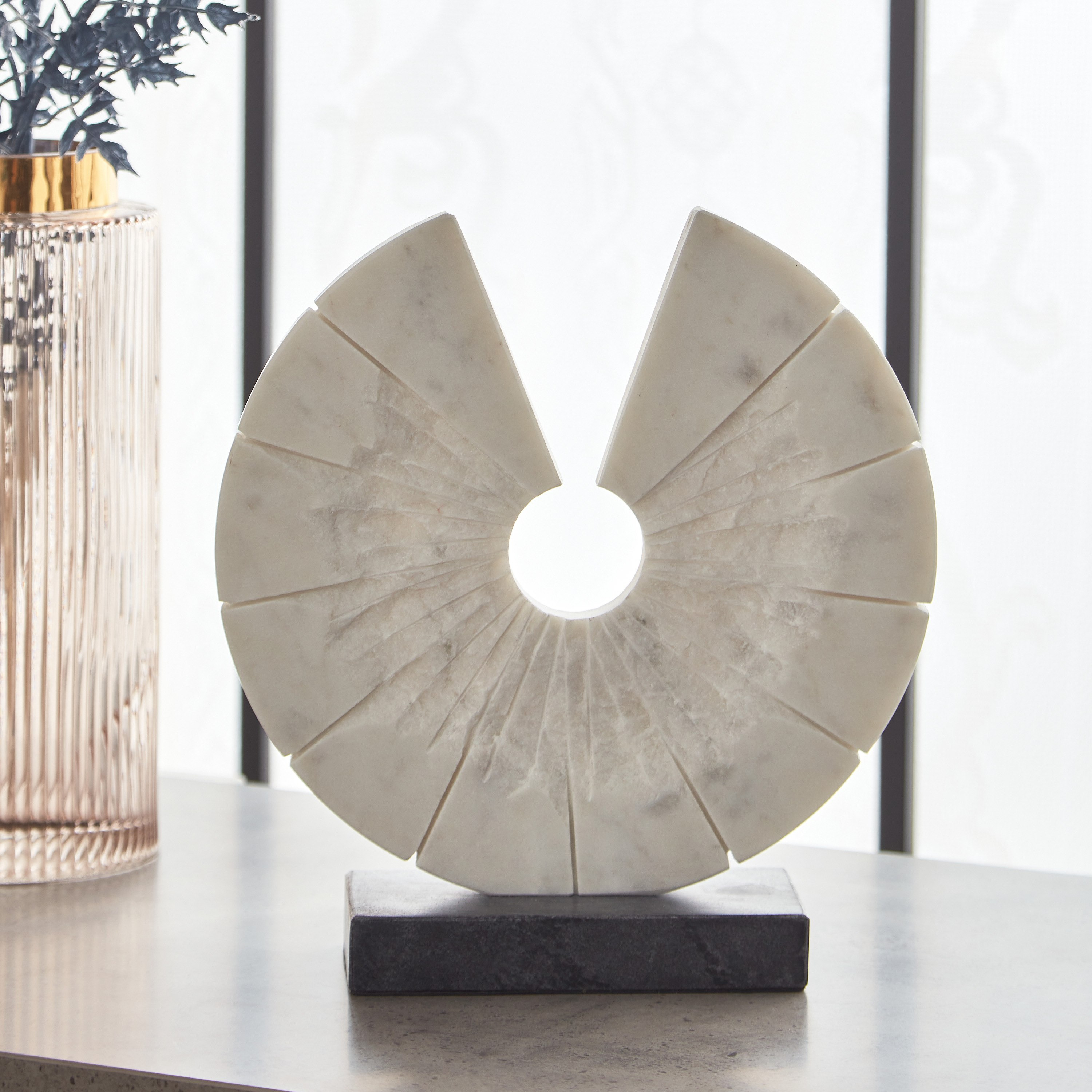 زينة ديكور مستديرة رخام بقاعدة من ليف - 24x7.5x26 سم-hbxhomeware-homedecor-figurinesandornaments-image-1