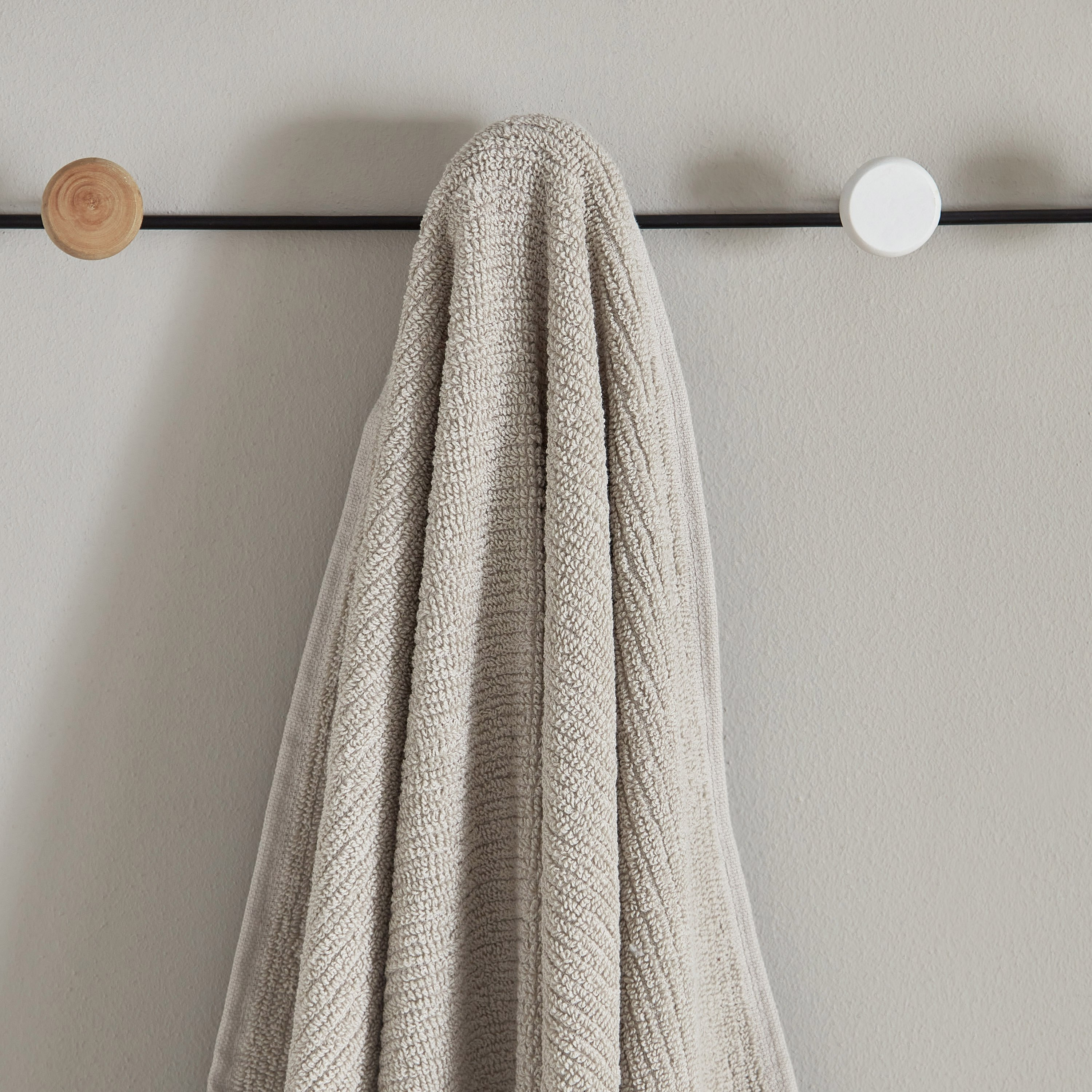 منشفة استحمام قطن مضلعة من ماتيو - 136x68 سم-hbxbathroom-bathroomtextiles-image-2