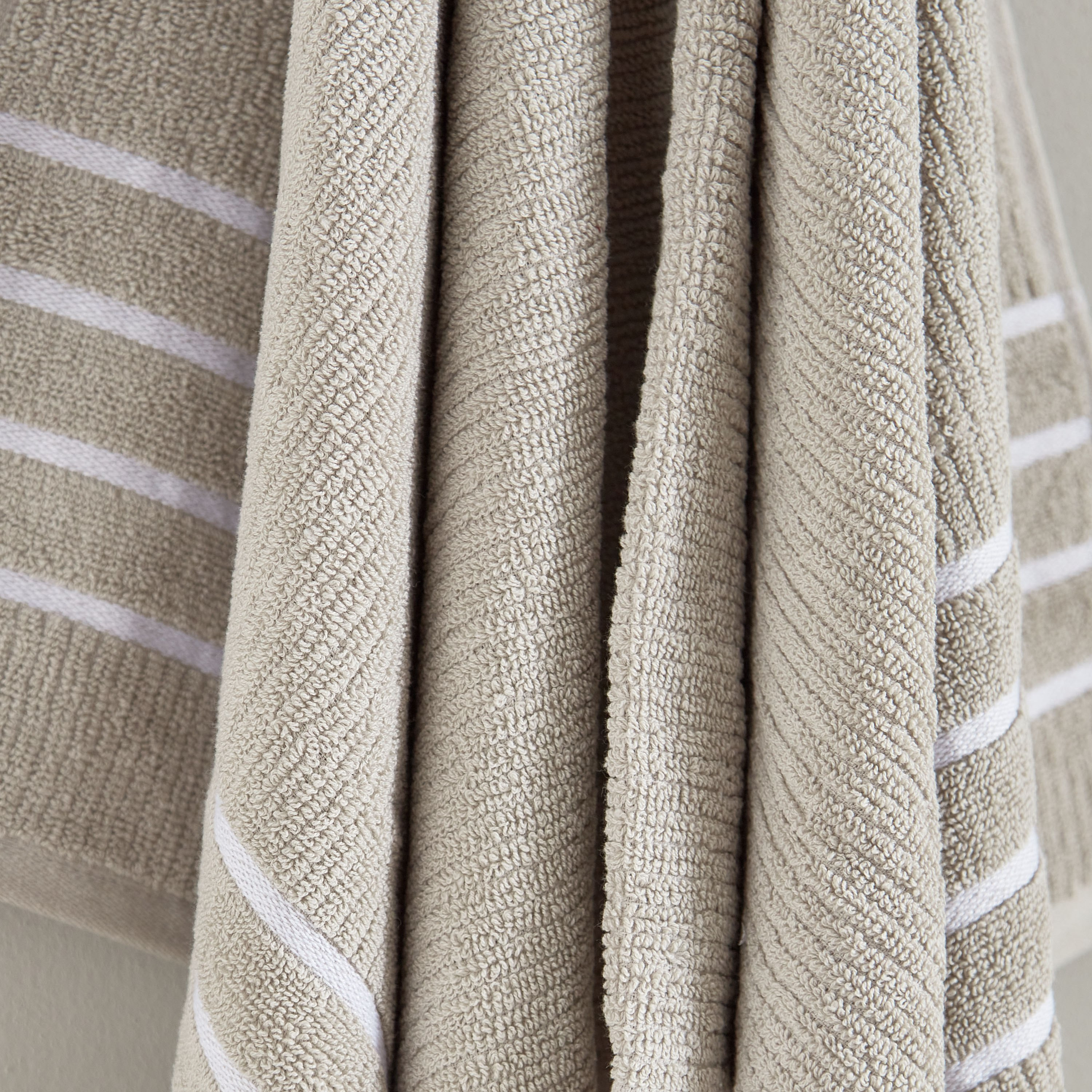 منشفة استحمام قطن مضلعة من ماتيو - 136x68 سم-hbxbathroom-bathroomtextiles-image-3