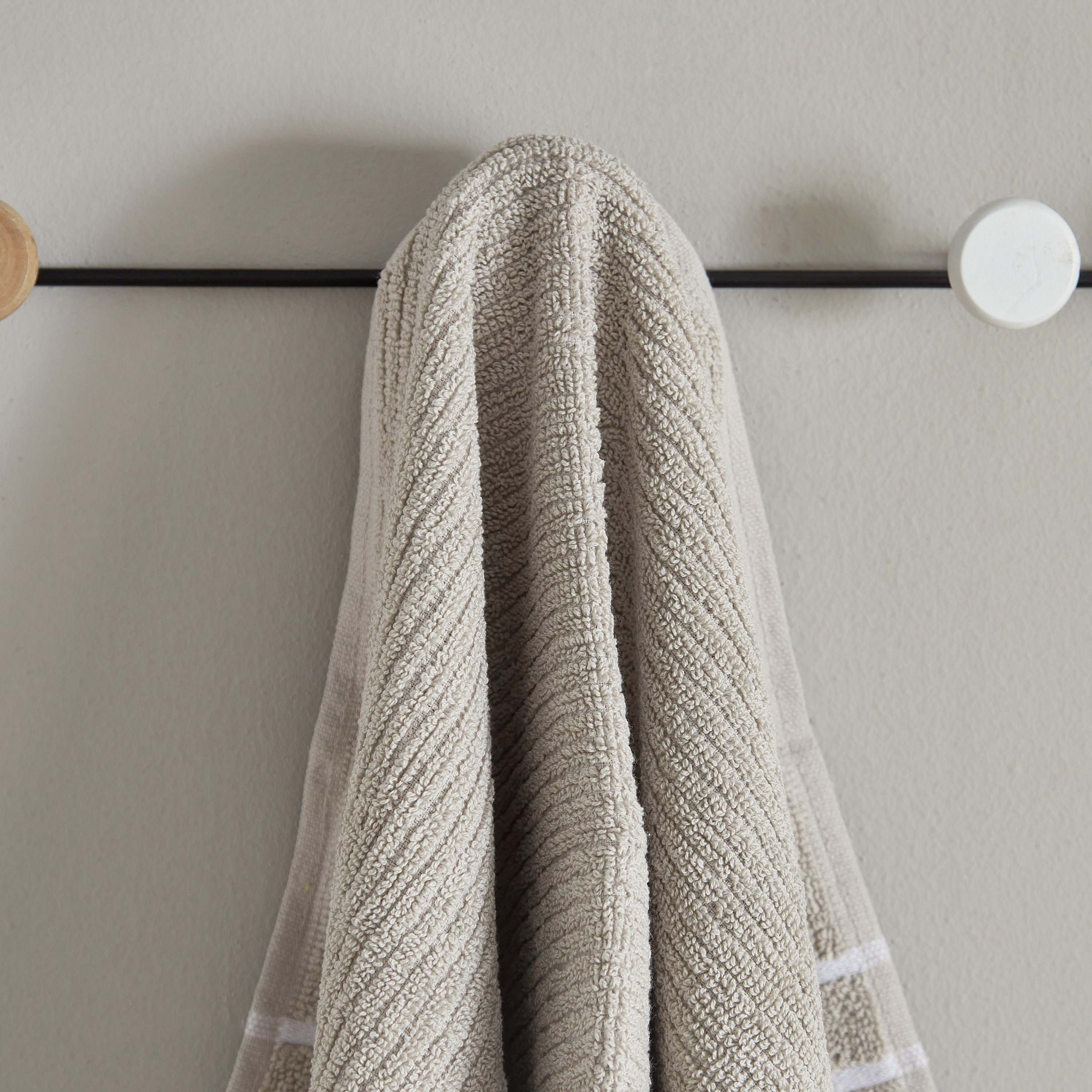 منشفة يد قطن مضلّعة من ماتيو - 70x40 سم-hbxbathroom-bathroomtextiles-image-2
