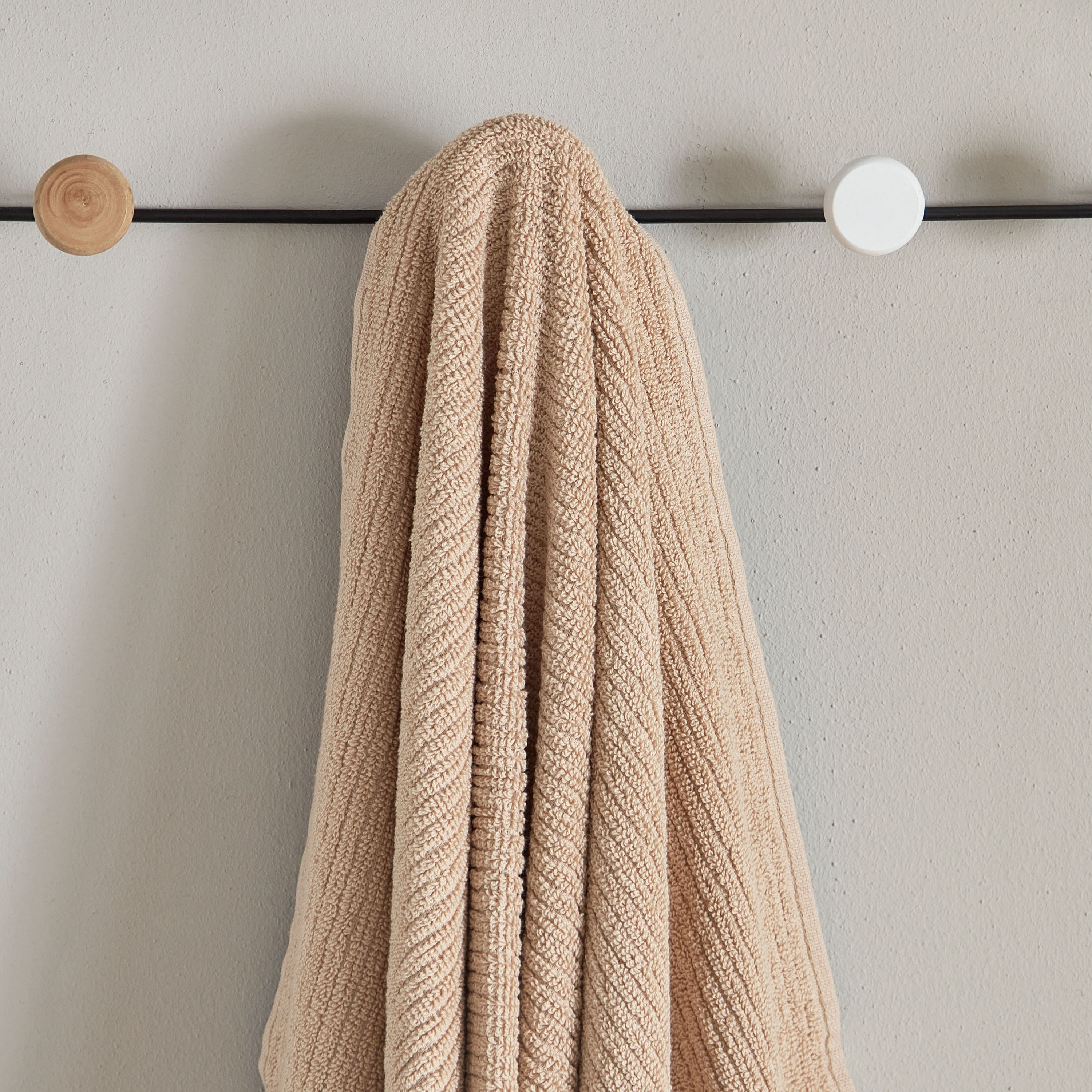 منشفة استحمام قطن مضلعة من ماتيو - 136x68 سم-hbxbathroom-bathroomtextiles-image-2