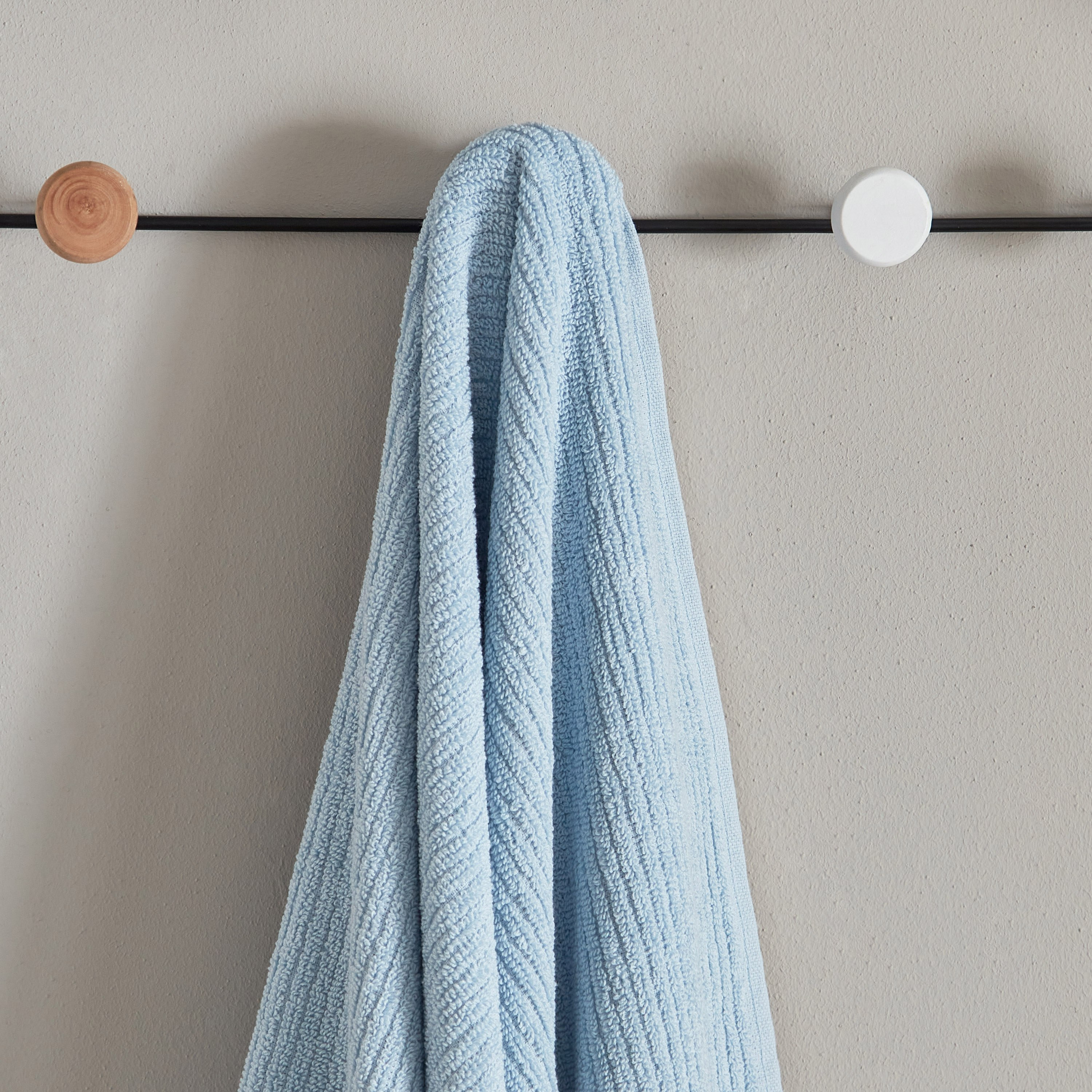 منشفة استحمام قطني مضلعة من ماتيو - 136x68 سم-hbxbathroom-bathroomtextiles-image-2