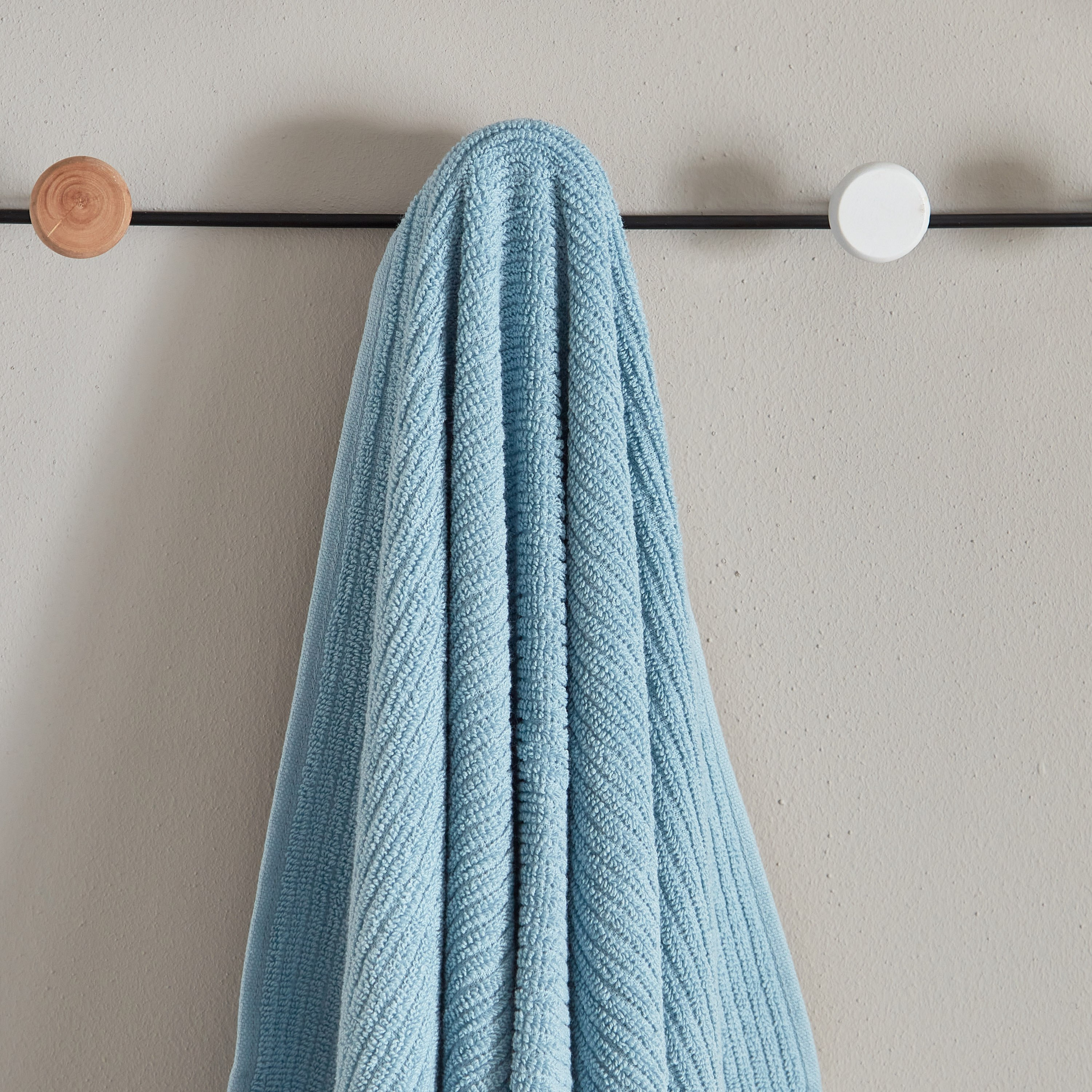 منشفة استحمام قطني مضلعة من ماتيو - 136x68 سم-hbxbathroom-bathroomtextiles-image-2
