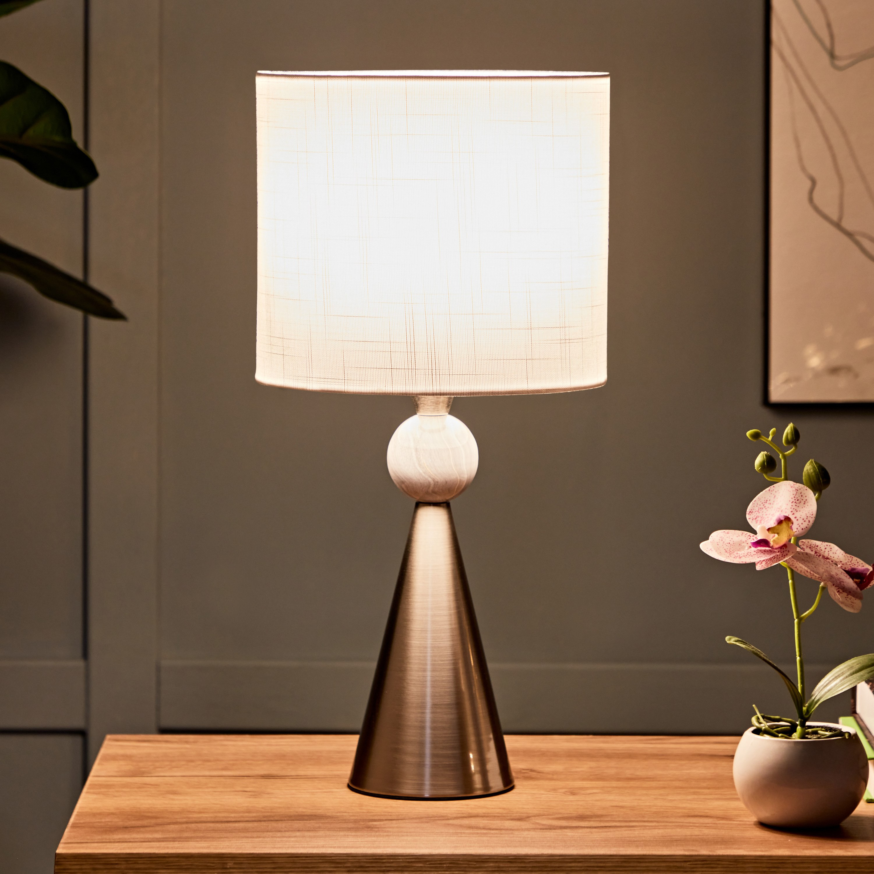 مصباح طاولة بقاعدة صلبة من كاليس - 33x47 سم-hbxlivingroom-lighting-tablelamps-image-2
