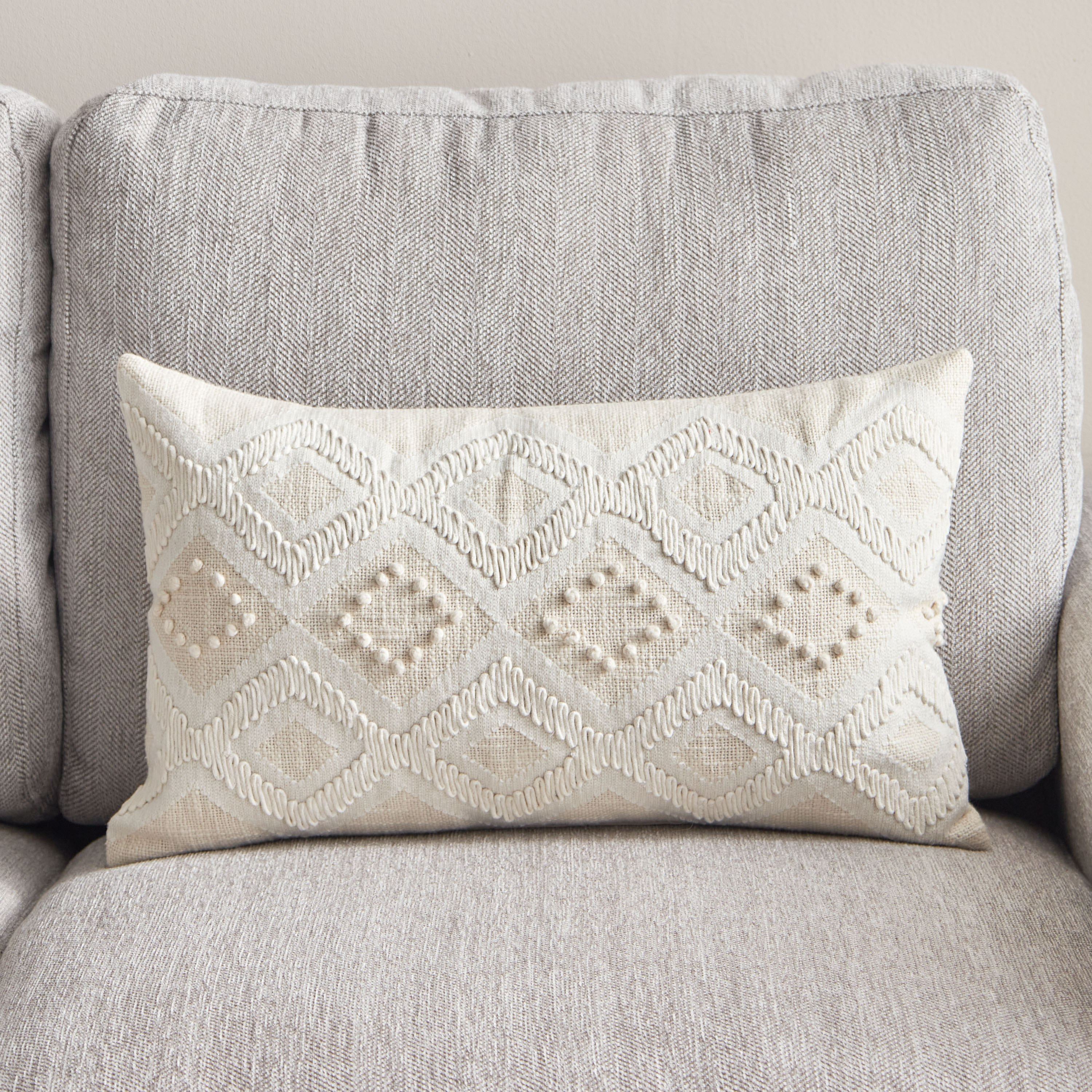 وسادة محشوة مطرزة من دراب - 30x50 سم-hbxlivingroom-furnishings-cushionsandcovers-filledcushions-image-1