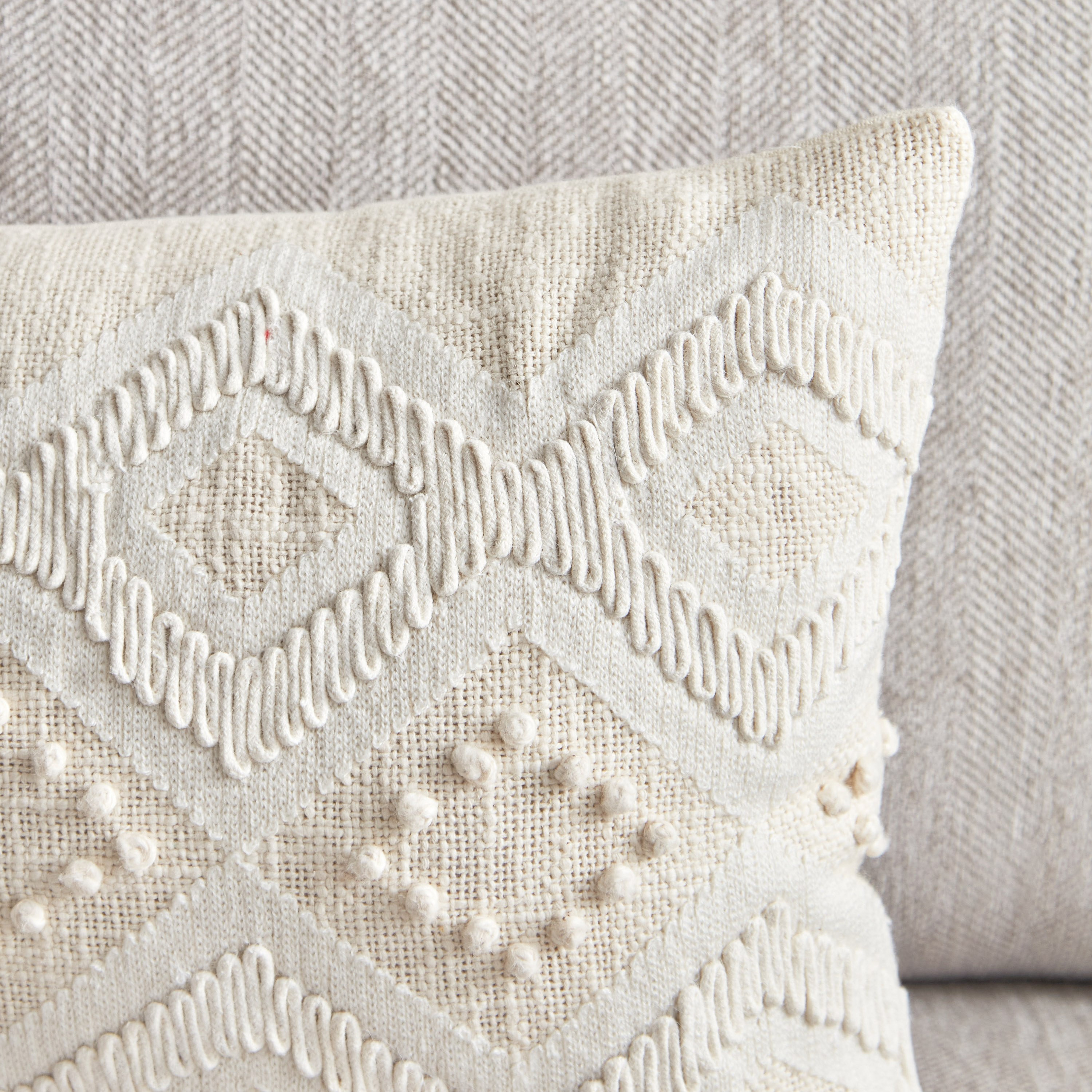 وسادة محشوة مطرزة من دراب - 30x50 سم-hbxlivingroom-furnishings-cushionsandcovers-filledcushions-image-2