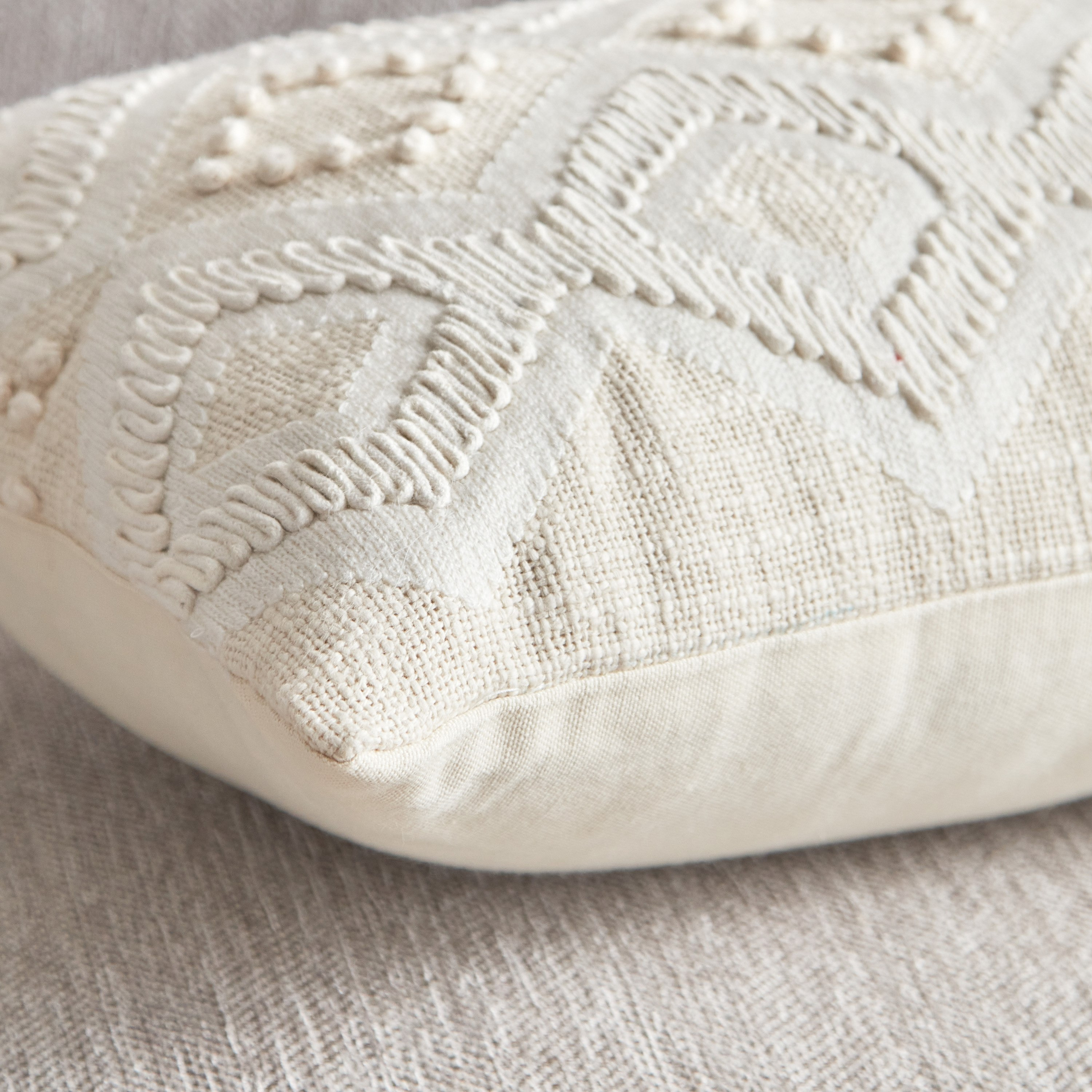 وسادة محشوة مطرزة من دراب - 30x50 سم-hbxlivingroom-furnishings-cushionsandcovers-filledcushions-image-3