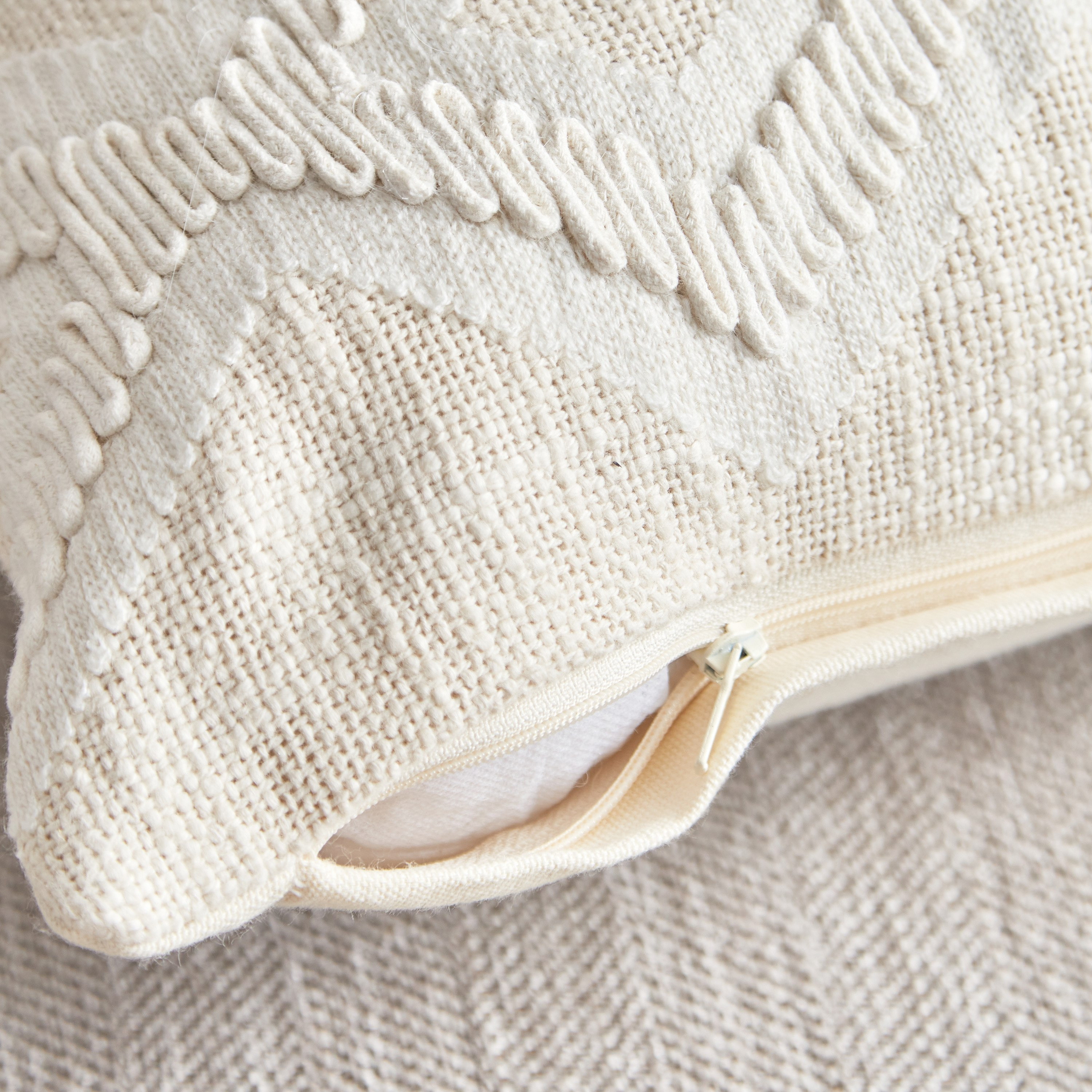 وسادة محشوة مطرزة من دراب - 30x50 سم-hbxlivingroom-furnishings-cushionsandcovers-filledcushions-image-4
