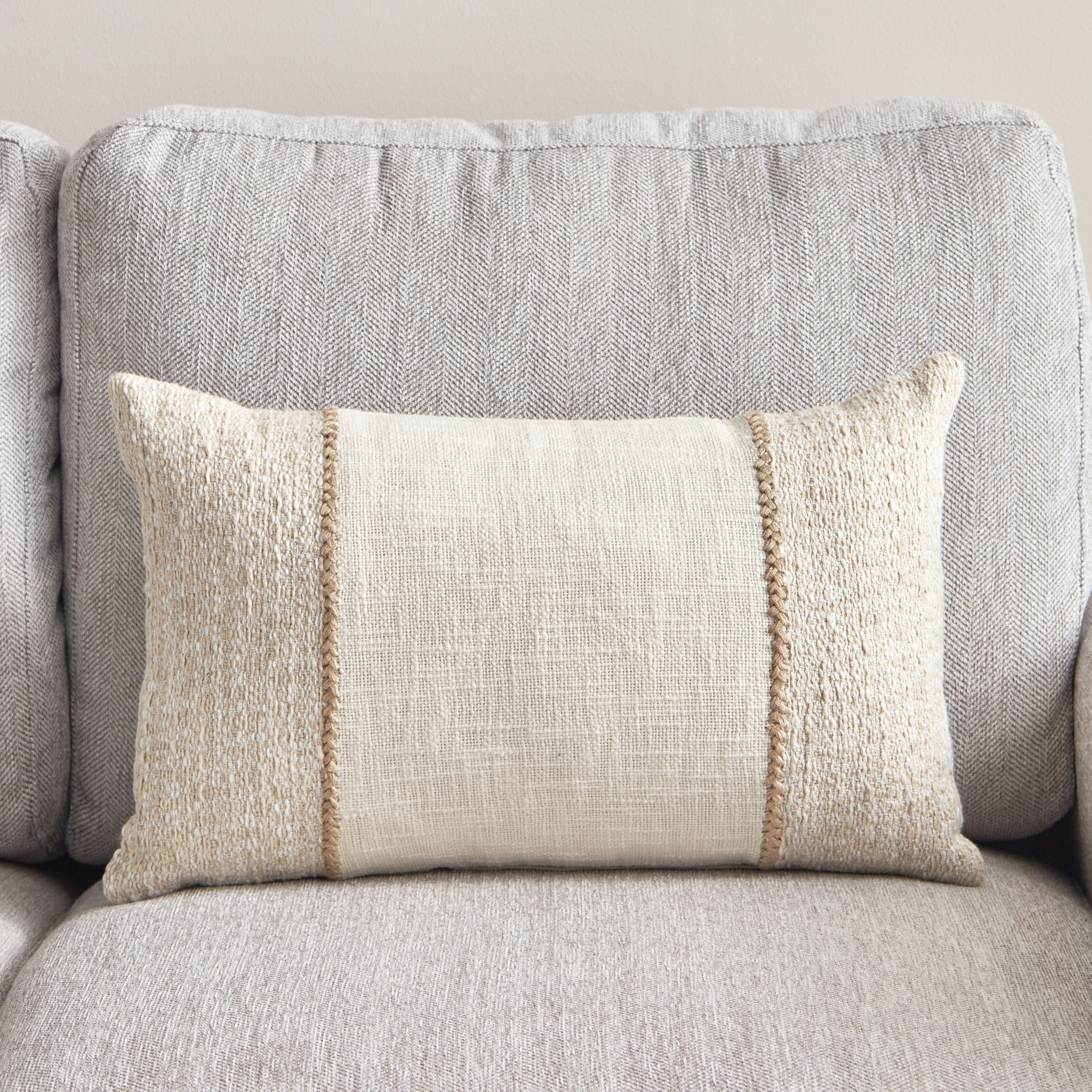 وسادة محشوّة بارزة الملمس من دراب - 30x50 سم-hbxlivingroom-furnishings-cushionsandcovers-filledcushions-image-1