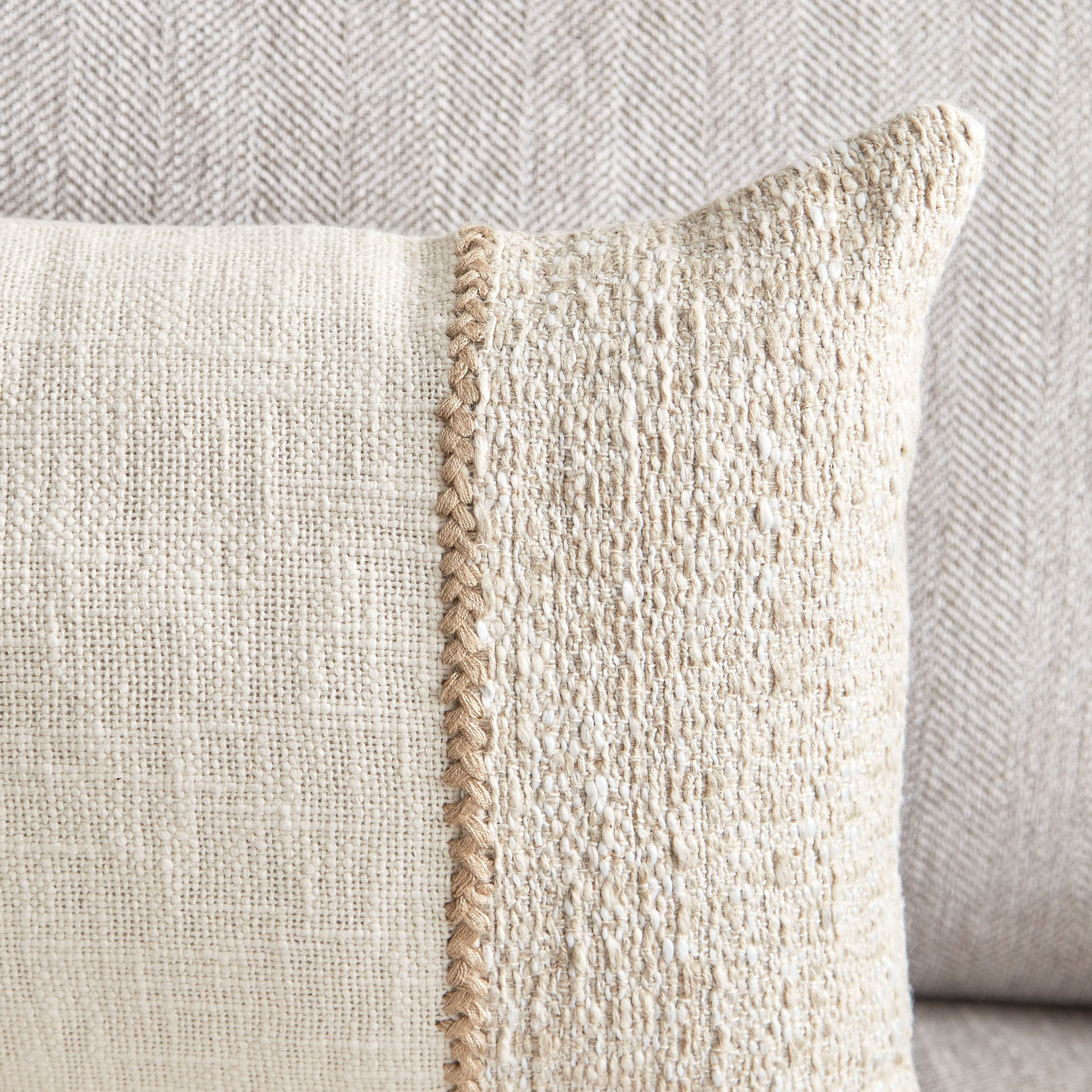 وسادة محشوّة بارزة الملمس من دراب - 30x50 سم-hbxlivingroom-furnishings-cushionsandcovers-filledcushions-image-2
