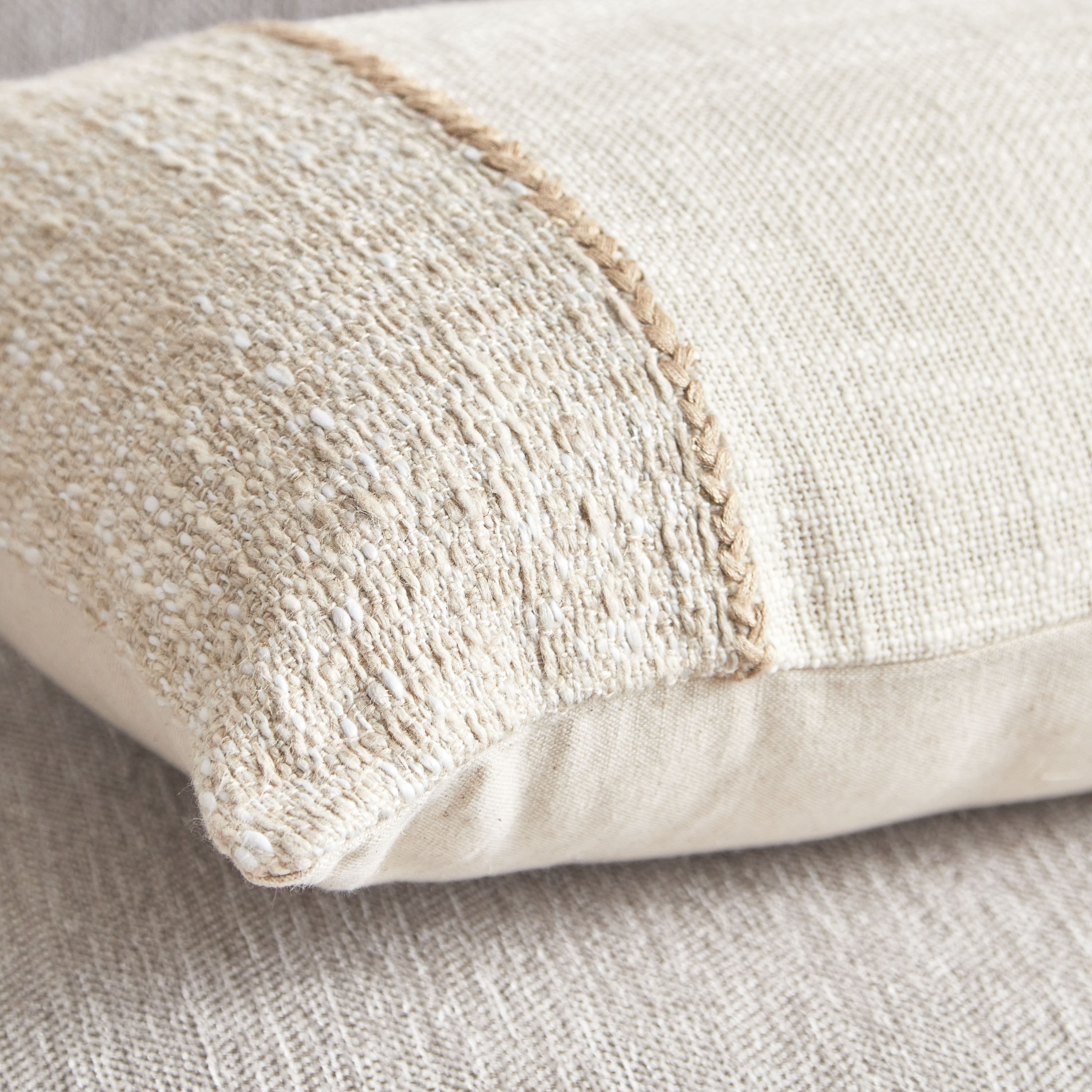 وسادة محشوّة بارزة الملمس من دراب - 30x50 سم-hbxlivingroom-furnishings-cushionsandcovers-filledcushions-image-3