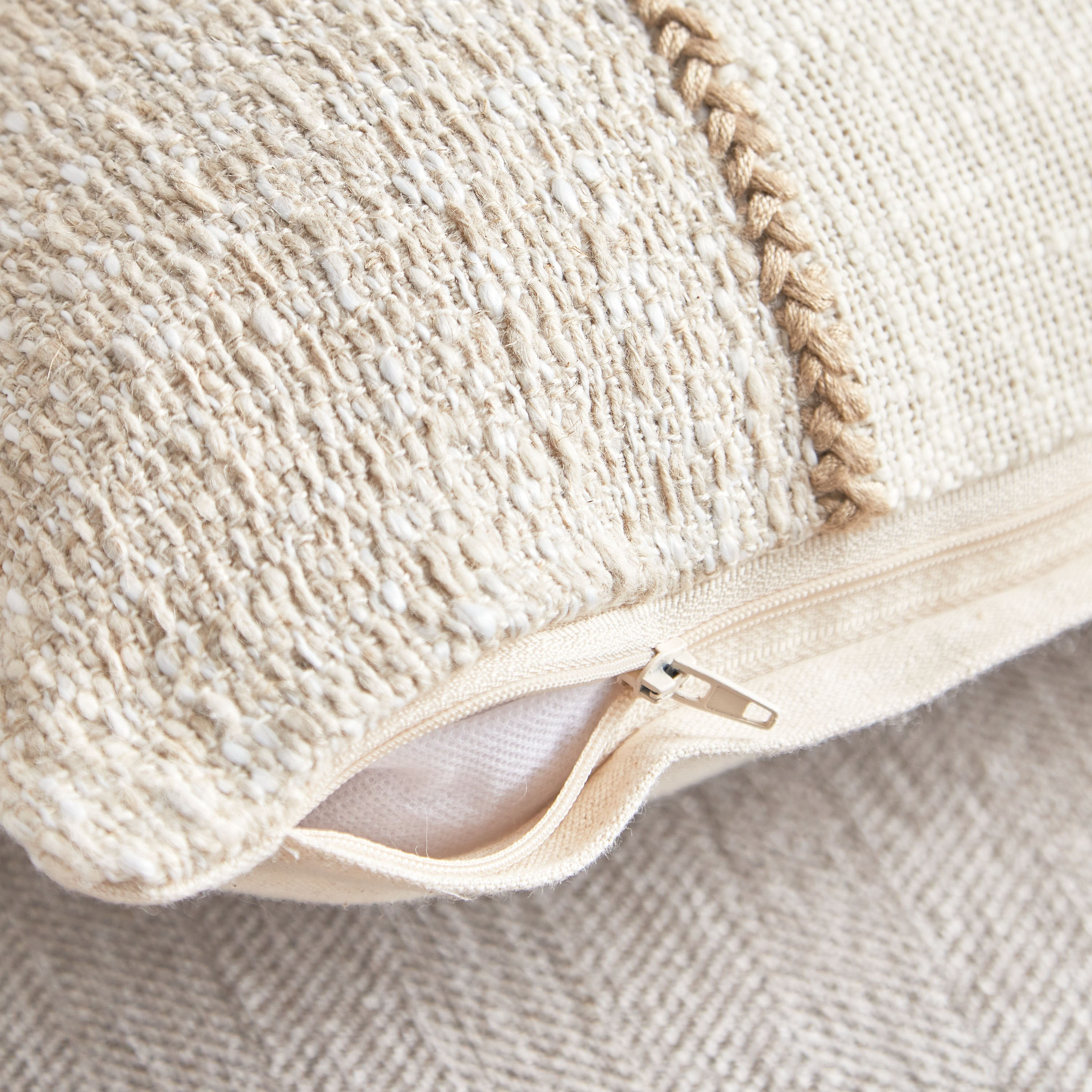 وسادة محشوّة بارزة الملمس من دراب - 30x50 سم-hbxlivingroom-furnishings-cushionsandcovers-filledcushions-image-4