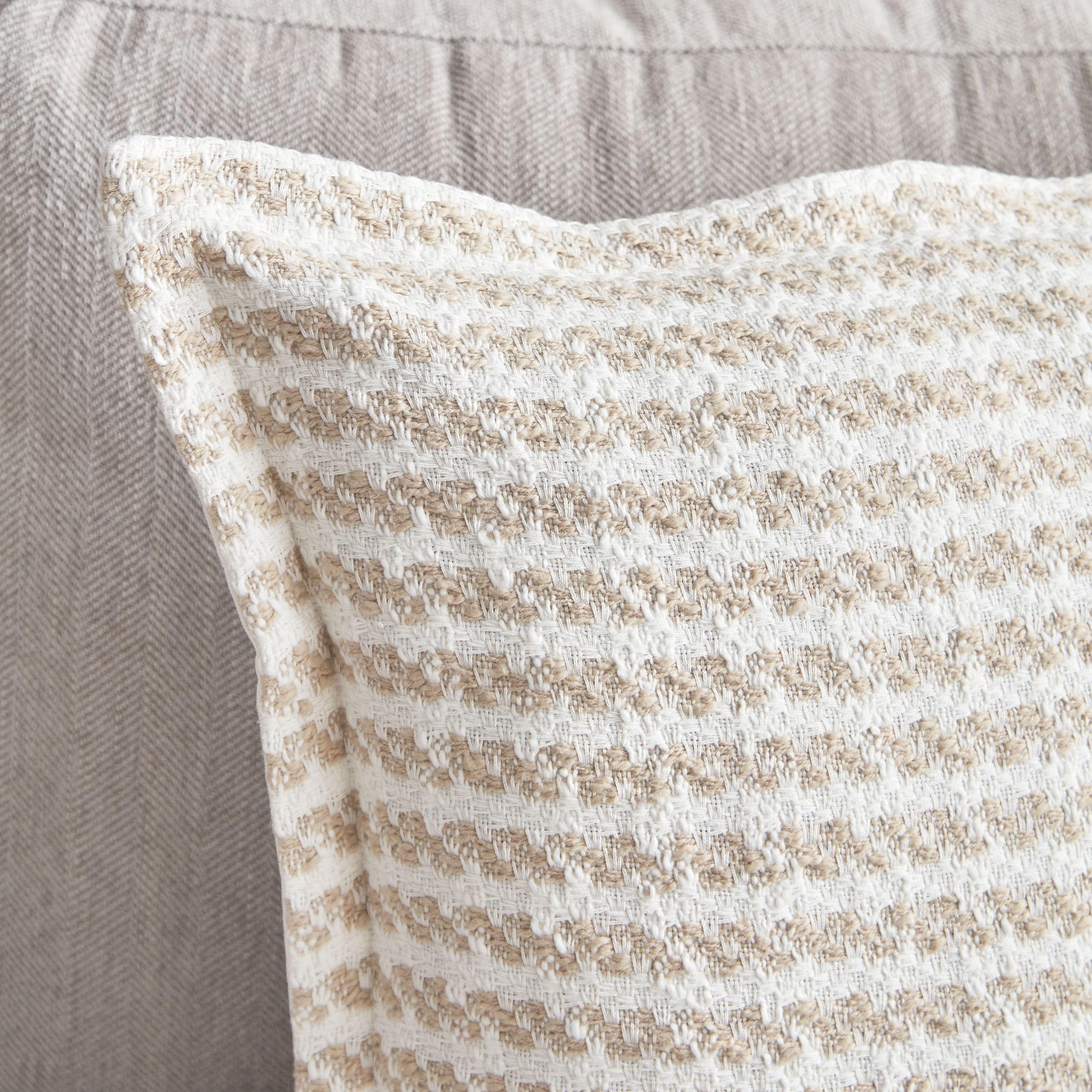 غطاء وسادة بارز الملمس من دراب - 45x45 سم-hbxhomeware-cushionsandcovers-cushioncovers-image-2