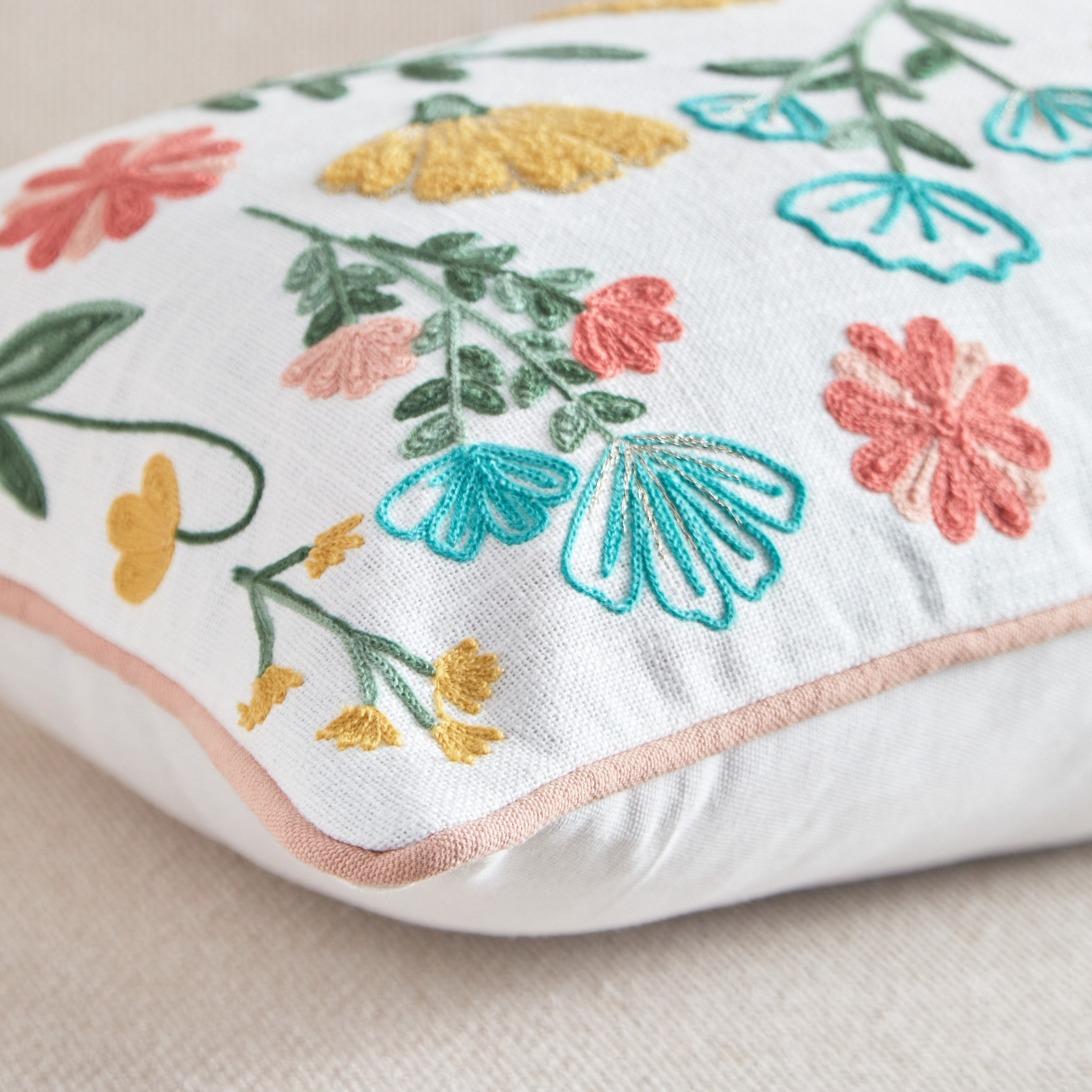 وسادة محشوة مطرزة من ايج - 30x50 سم-hbxlivingroom-furnishings-cushionsandcovers-filledcushions-image-3