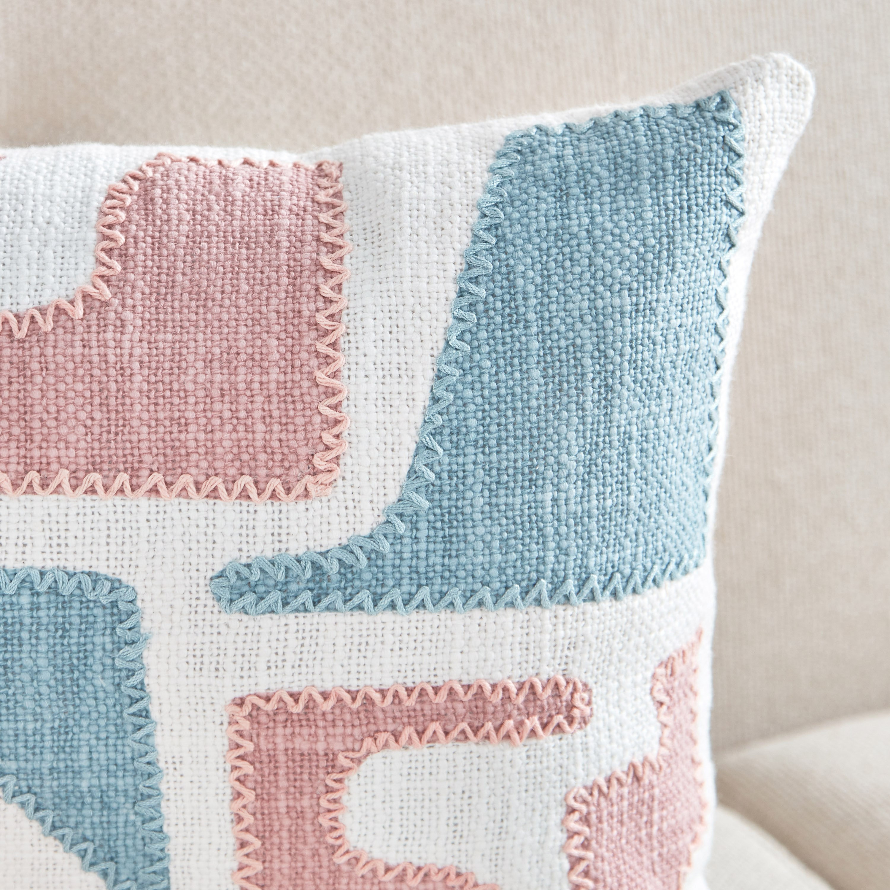 وسادة محشوة مطرزة من ايج - 30x50 سم-hbxlivingroom-furnishings-cushionsandcovers-filledcushions-image-2