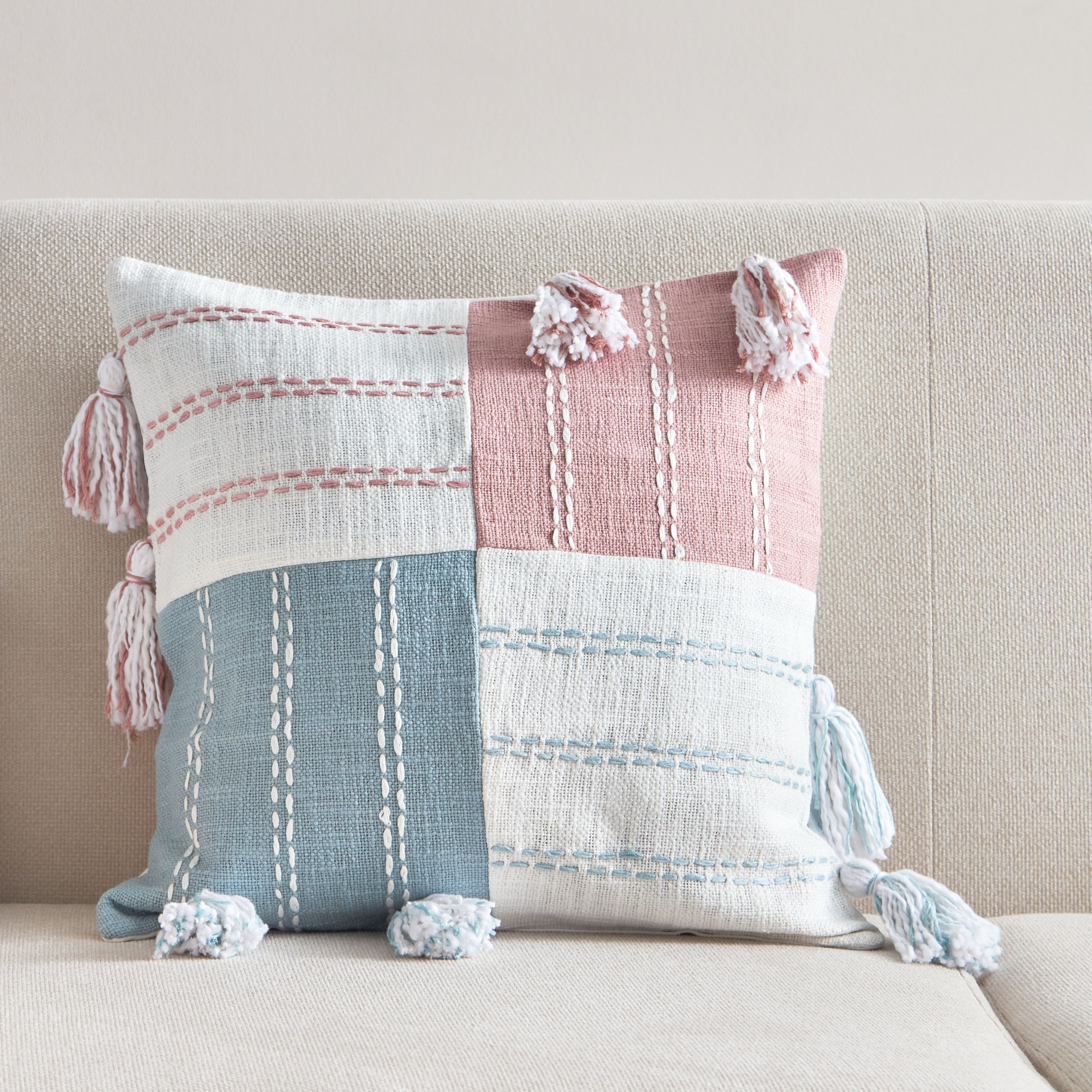 غطاء وسادة بقوالب ملونة وشرابات من آيج - 45x45 سم-hbxhomeware-cushionsandcovers-cushioncovers-image-1