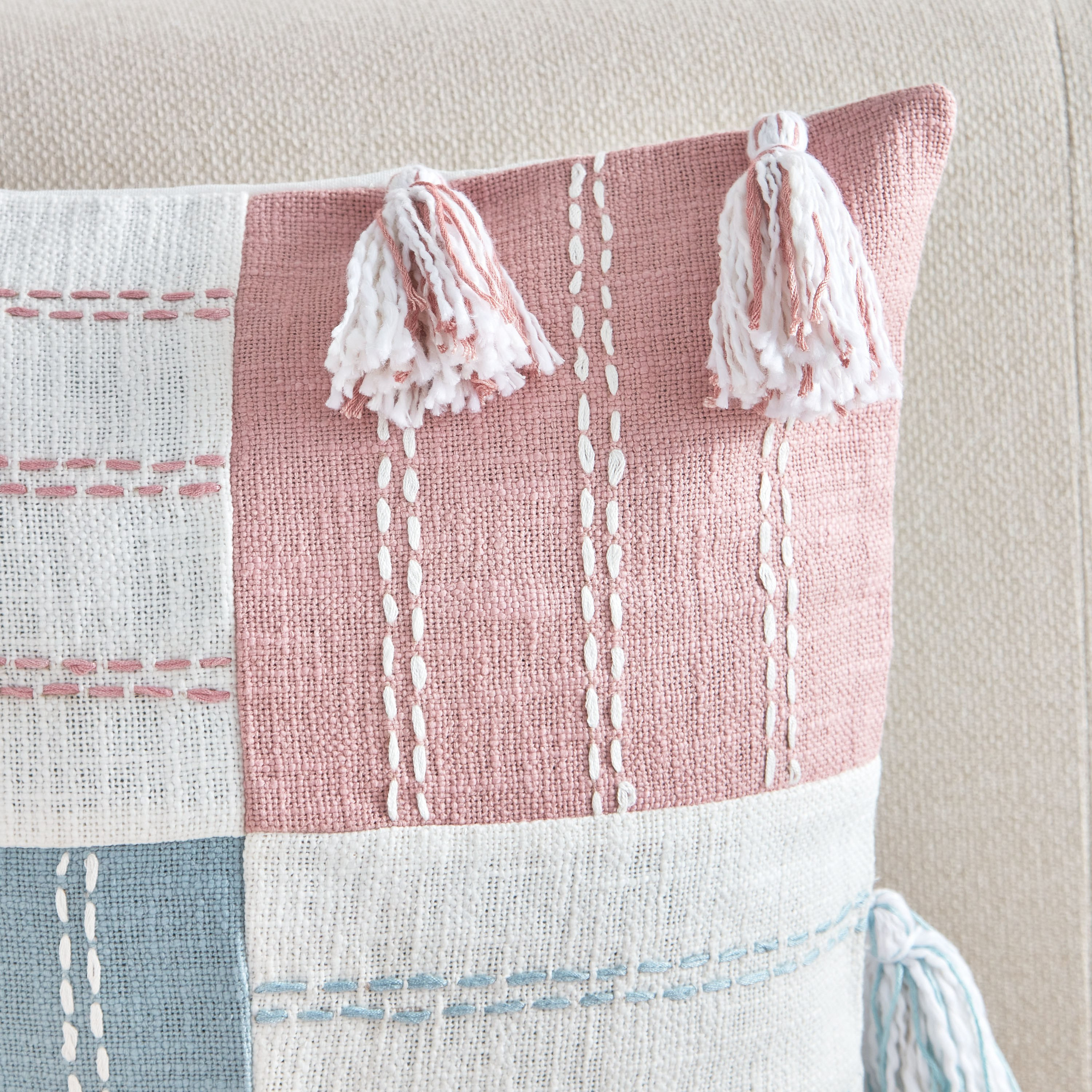 غطاء وسادة بقوالب ملونة وشرابات من آيج - 45x45 سم-hbxhomeware-cushionsandcovers-cushioncovers-image-2