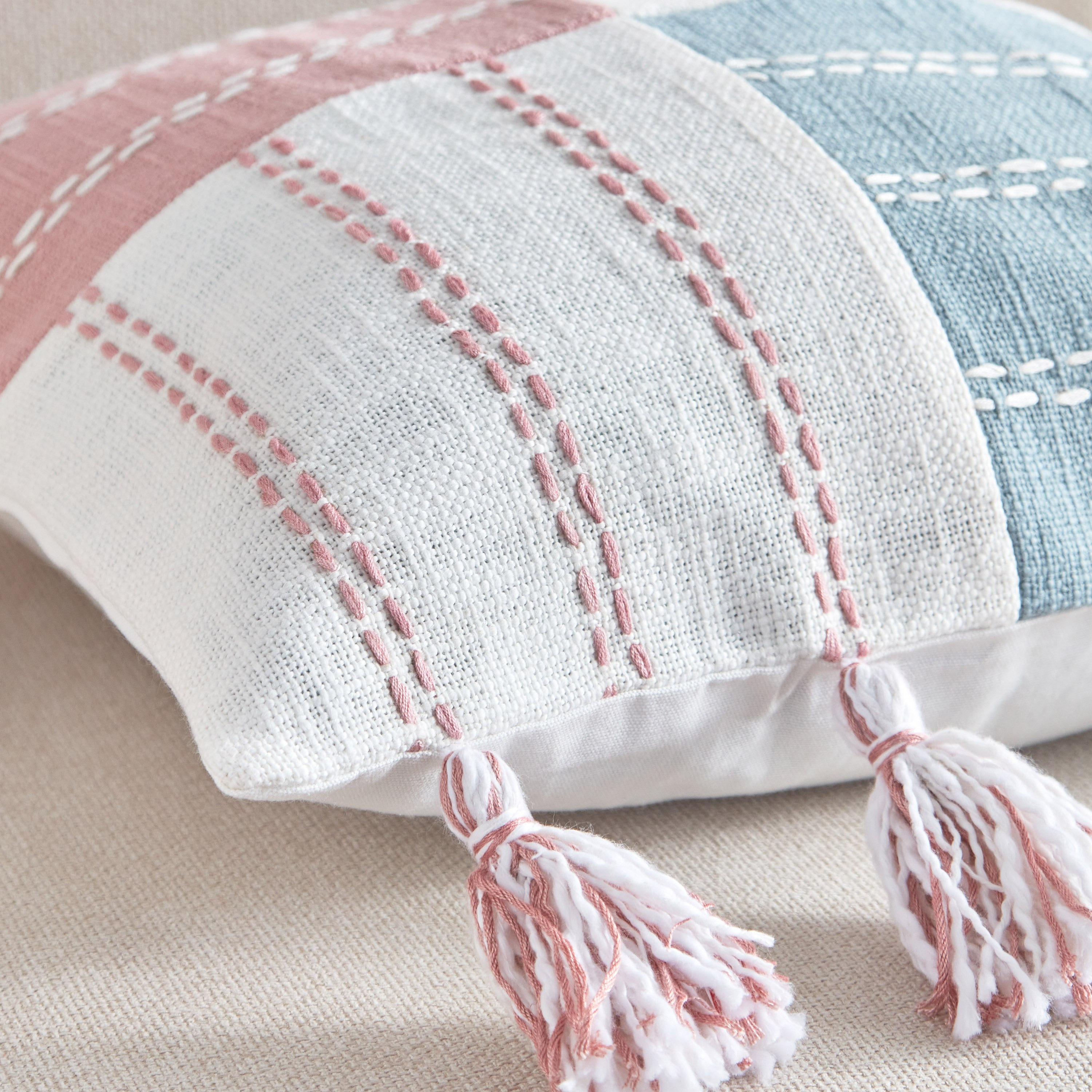 غطاء وسادة بقوالب ملونة وشرابات من آيج - 45x45 سم-hbxhomeware-cushionsandcovers-cushioncovers-image-3