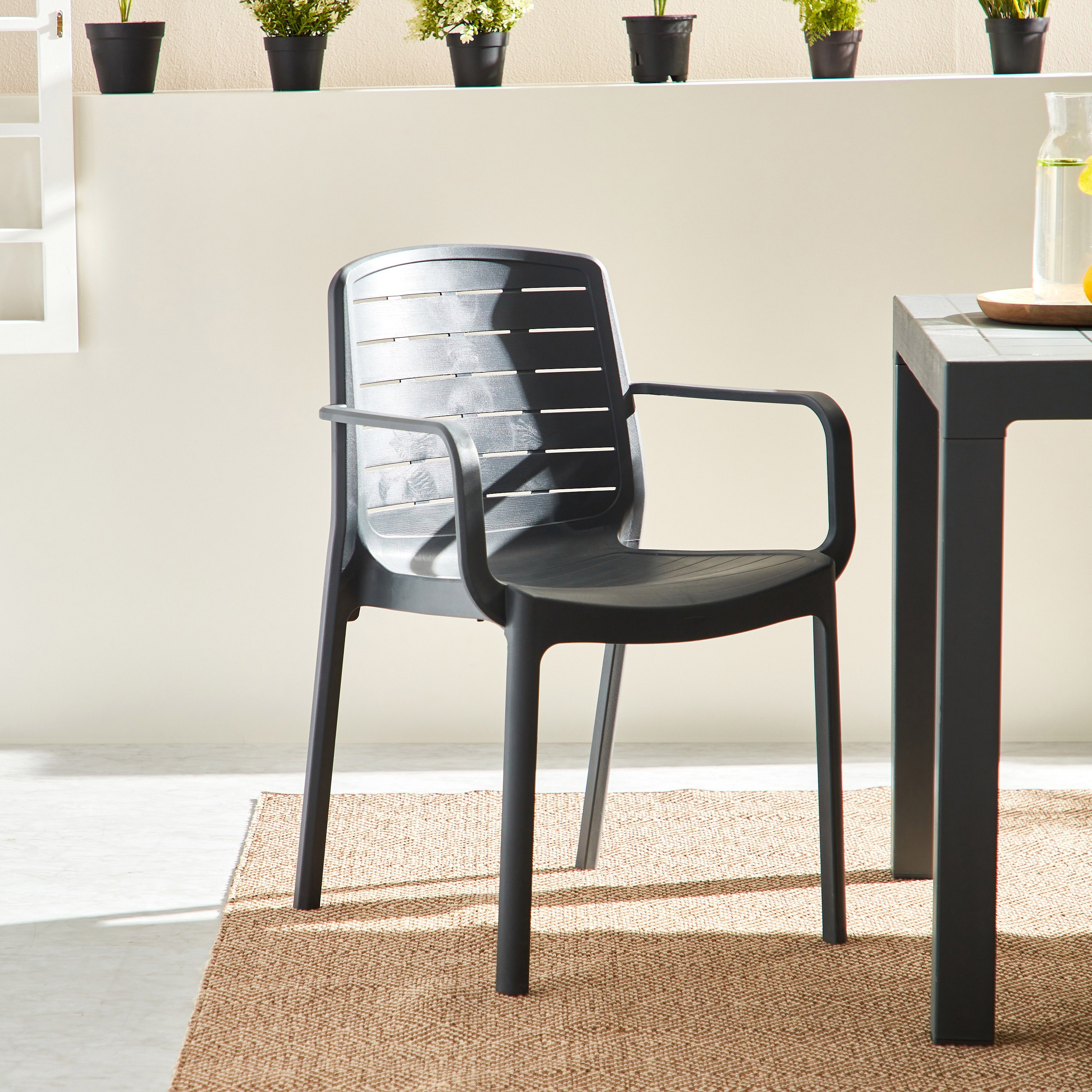كرسي بمساند ذراعين للمساحات الخارجية من فيرا فيستا-hbxfurniture-outdoor-swingsandchairs-image-1