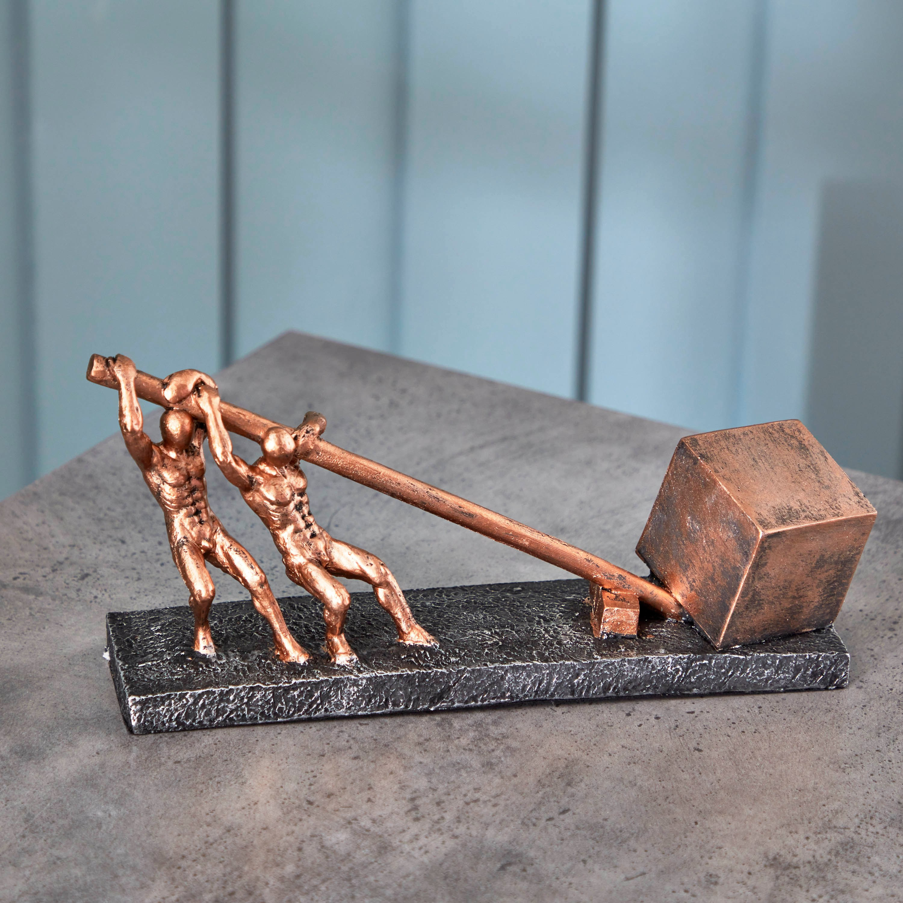 قطعة ديكور بوليريسين بتصميم عمال يحركون حجر من هولي - 25.9x8x14 سم-hbxhomeware-homedecor-figurinesandornaments-image-2