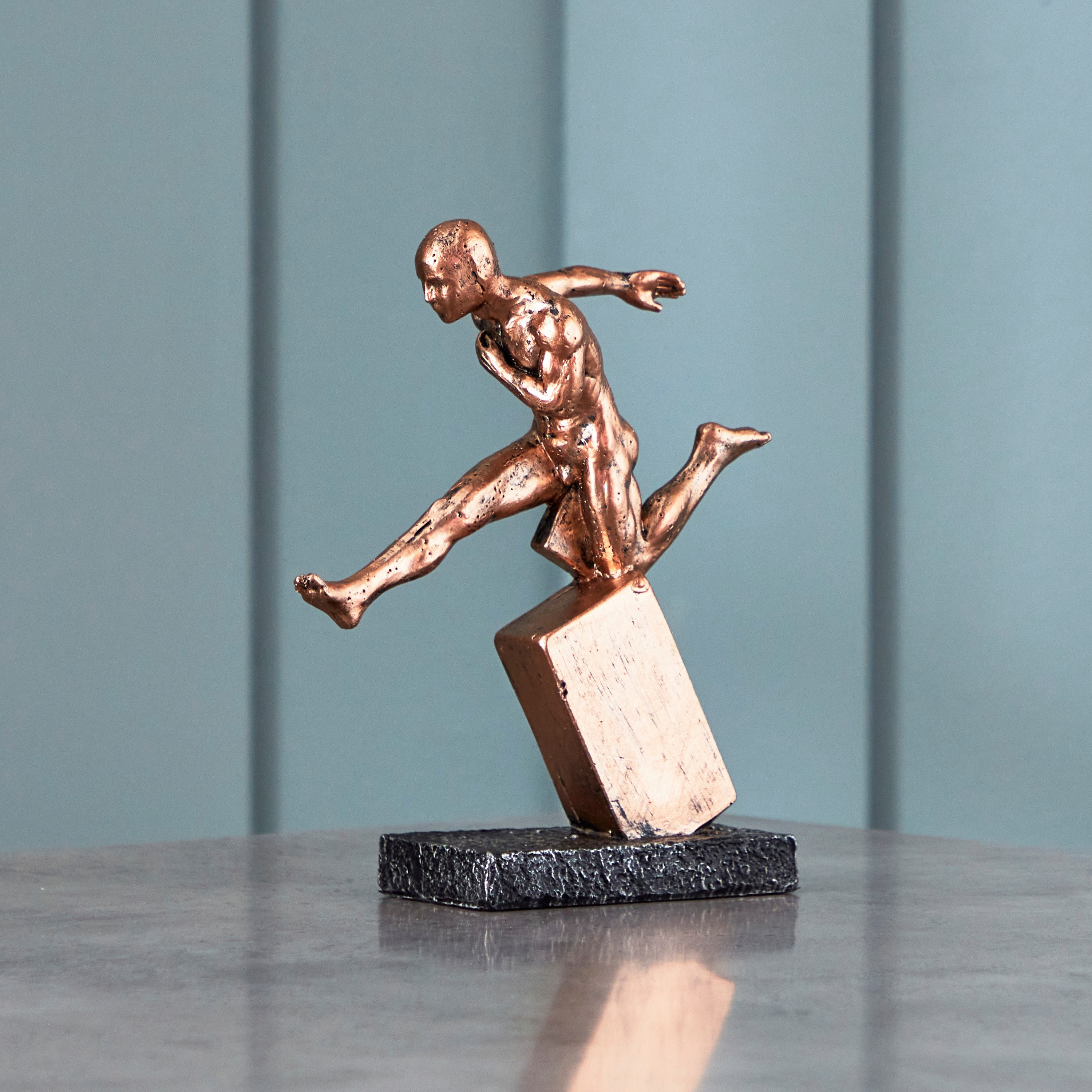 قطعة ديكور بتصميم رجل يركض بوليريسين من هولي - 16x6.7x18.2 سم-hbxhomeware-homedecor-figurinesandornaments-image-1