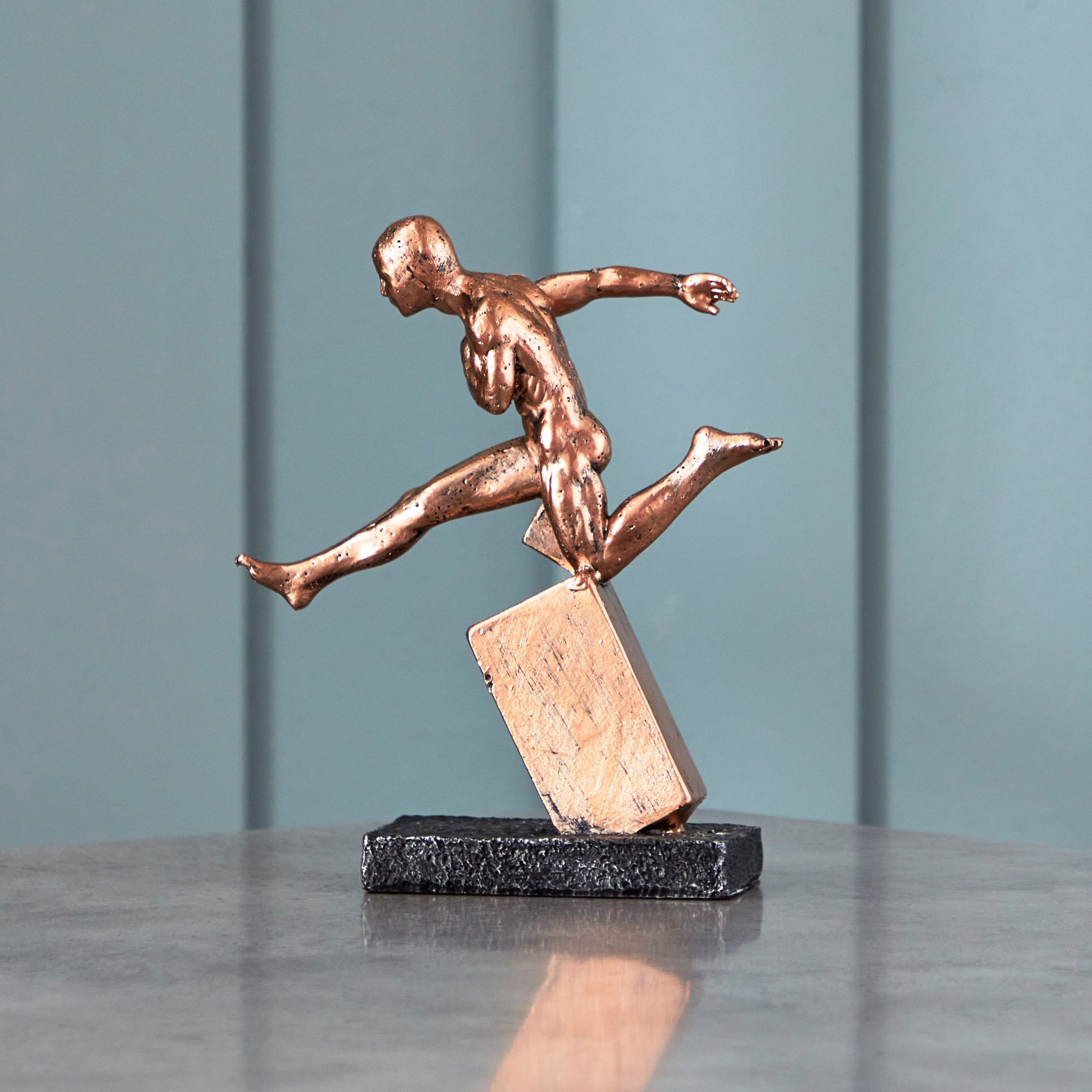 قطعة ديكور بتصميم رجل يركض بوليريسين من هولي - 16x6.7x18.2 سم-hbxhomeware-homedecor-figurinesandornaments-image-2