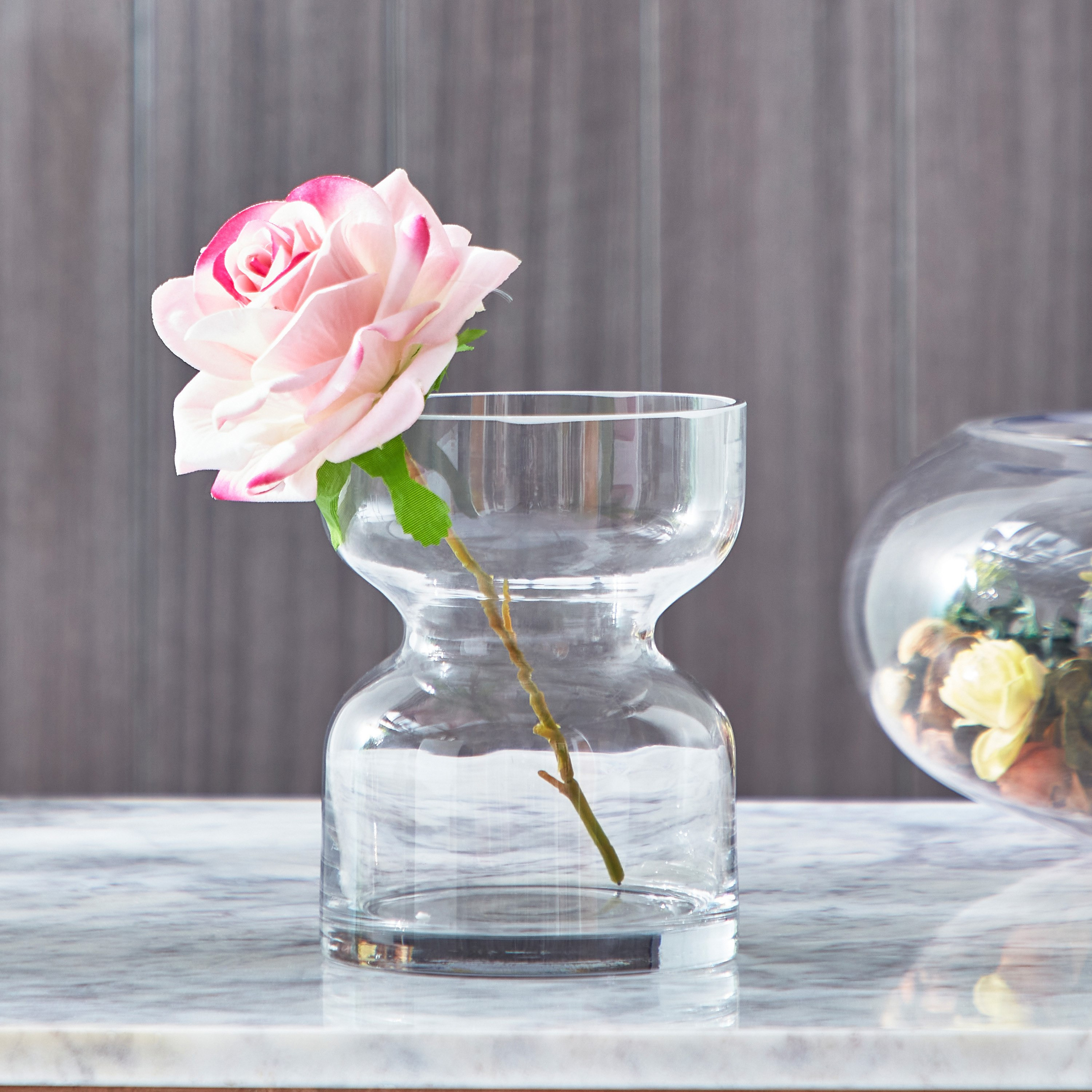 مزهرية زجاج بتصميم ساعة رملية من أتلانتا - 12x12x15 سم-hbxbedroom-decorandaccessories-vases-image-1