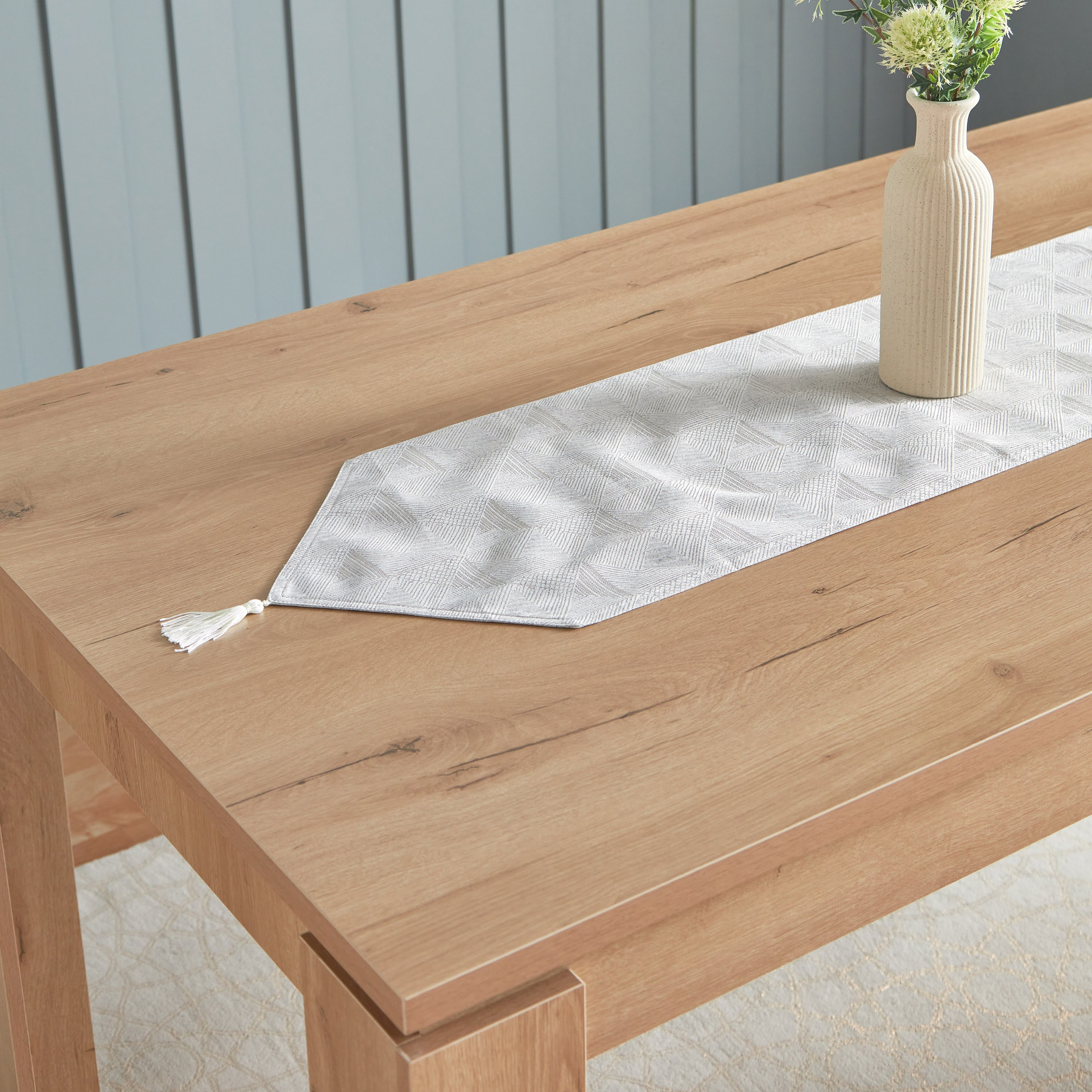 مفرش طاولة جاكار من هاربر بيا- 33x120 سم-hbxdecorandfurnishings-homefurnishings-tablelinens-image-1