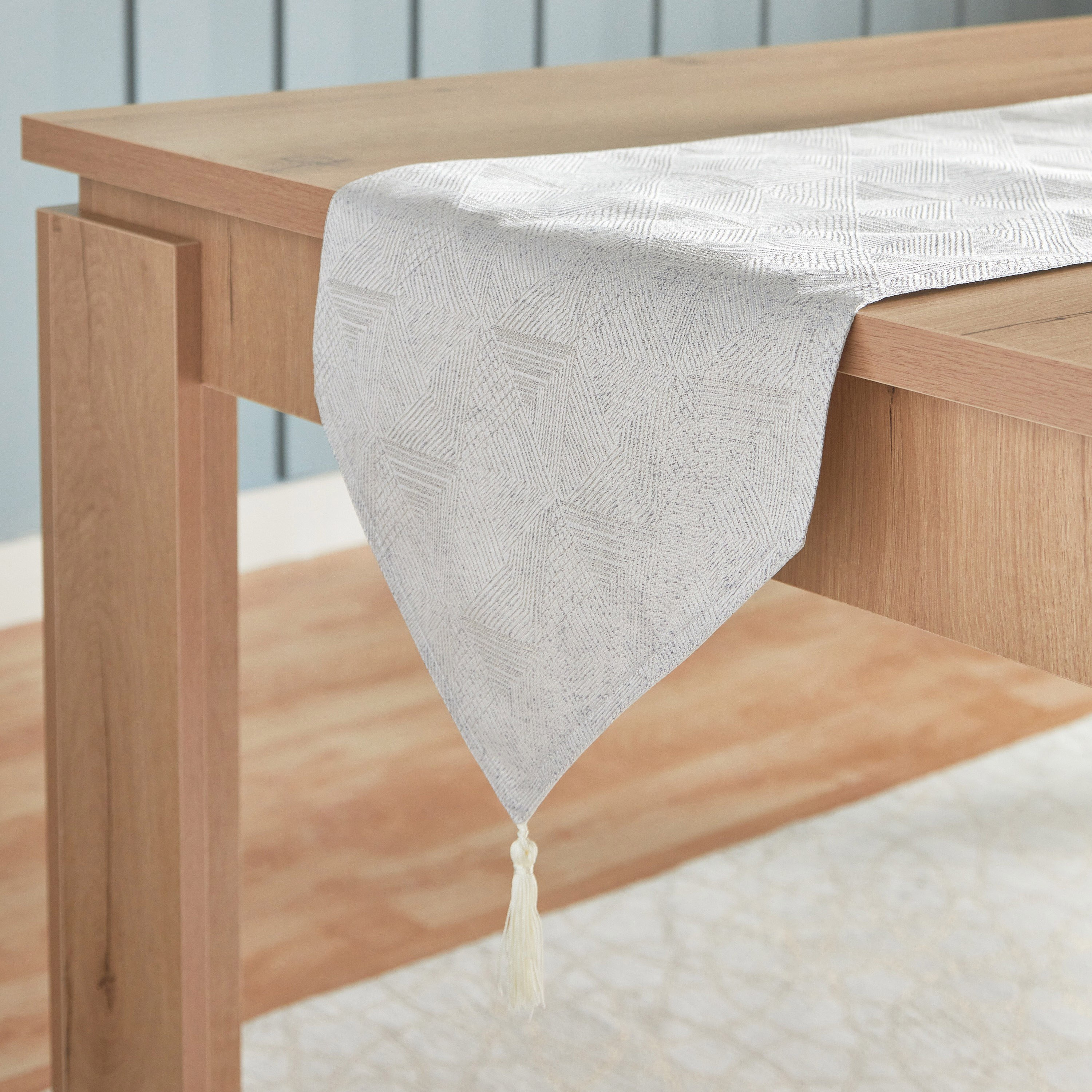 مفرش طاولة جاكار من هاربر بيا - 33x180 سم-hbxdecorandfurnishings-homefurnishings-tablelinens-image-3