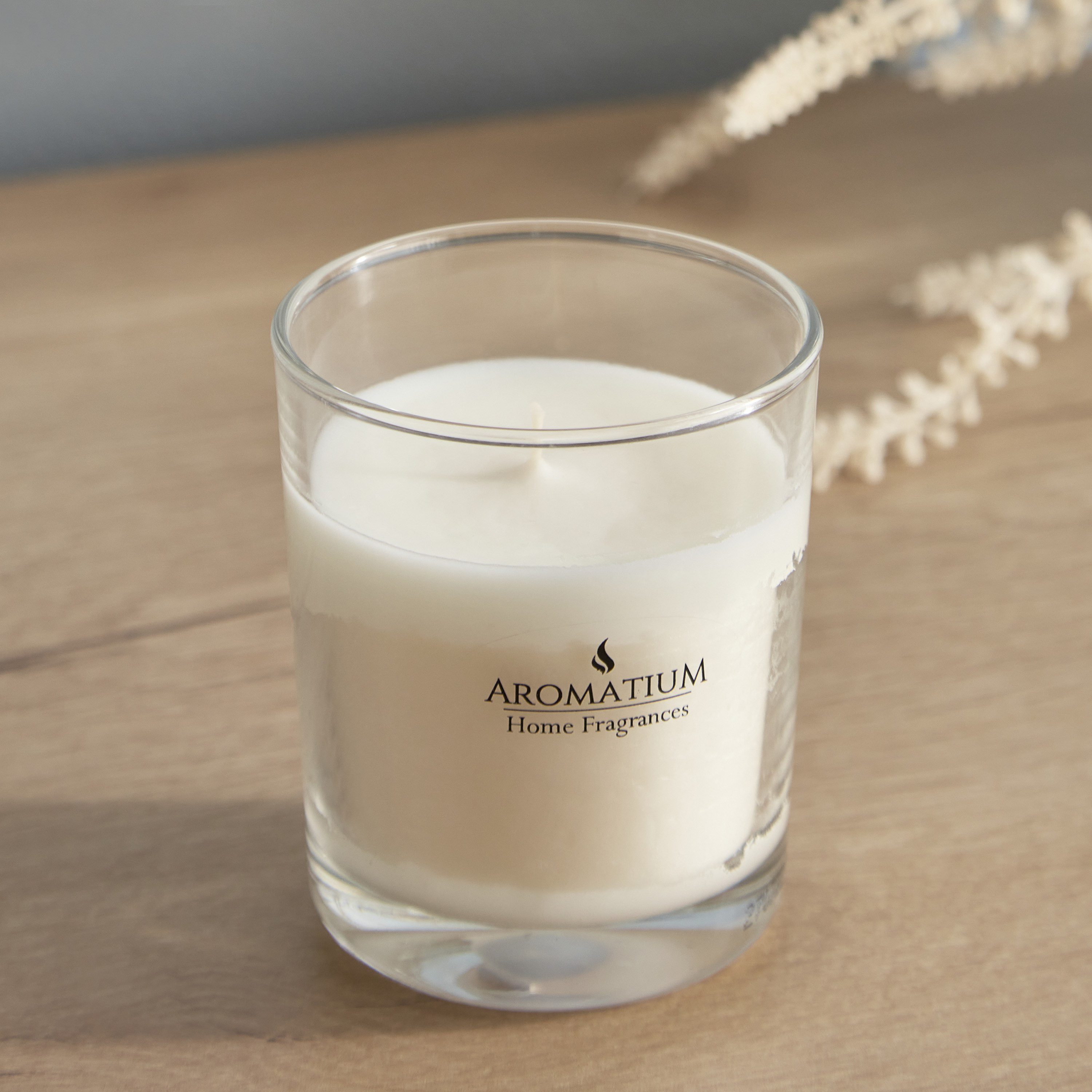 جرة شمع زجاج برائحة جوز الهند من فيلا أروماتيوم -125 جرام-hbxlivingroom-decorandaccessories-candles-image-1