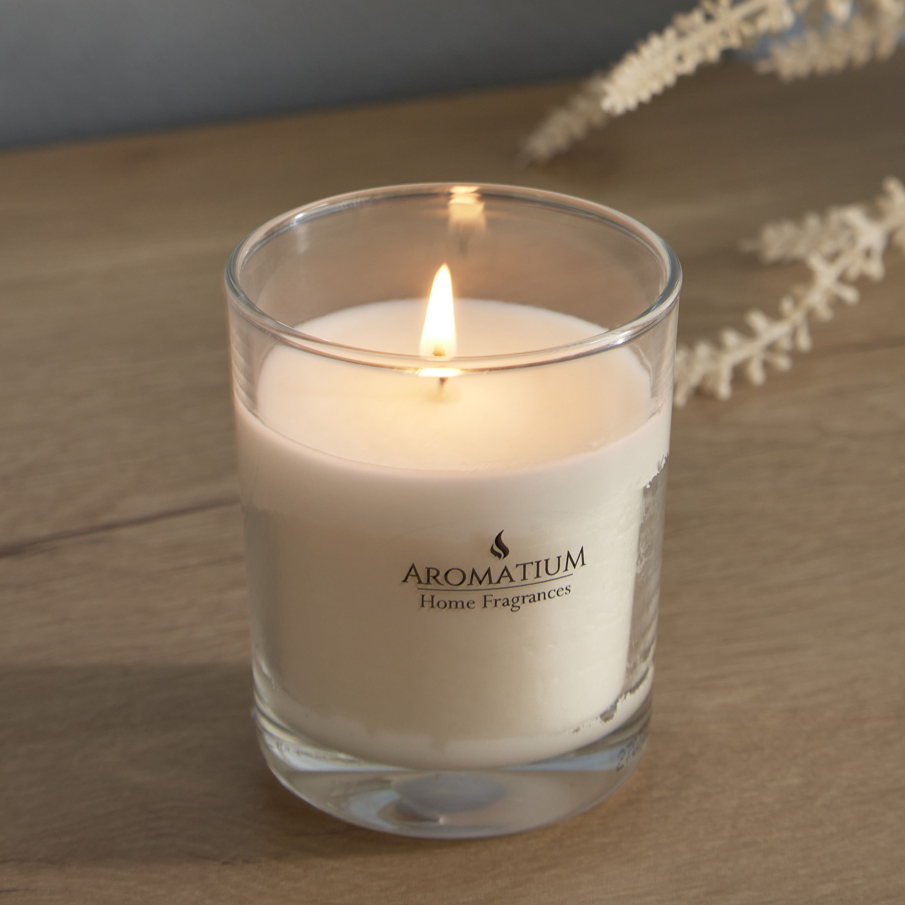 جرة شمع زجاج برائحة جوز الهند من فيلا أروماتيوم -125 جرام-hbxlivingroom-decorandaccessories-candles-image-2