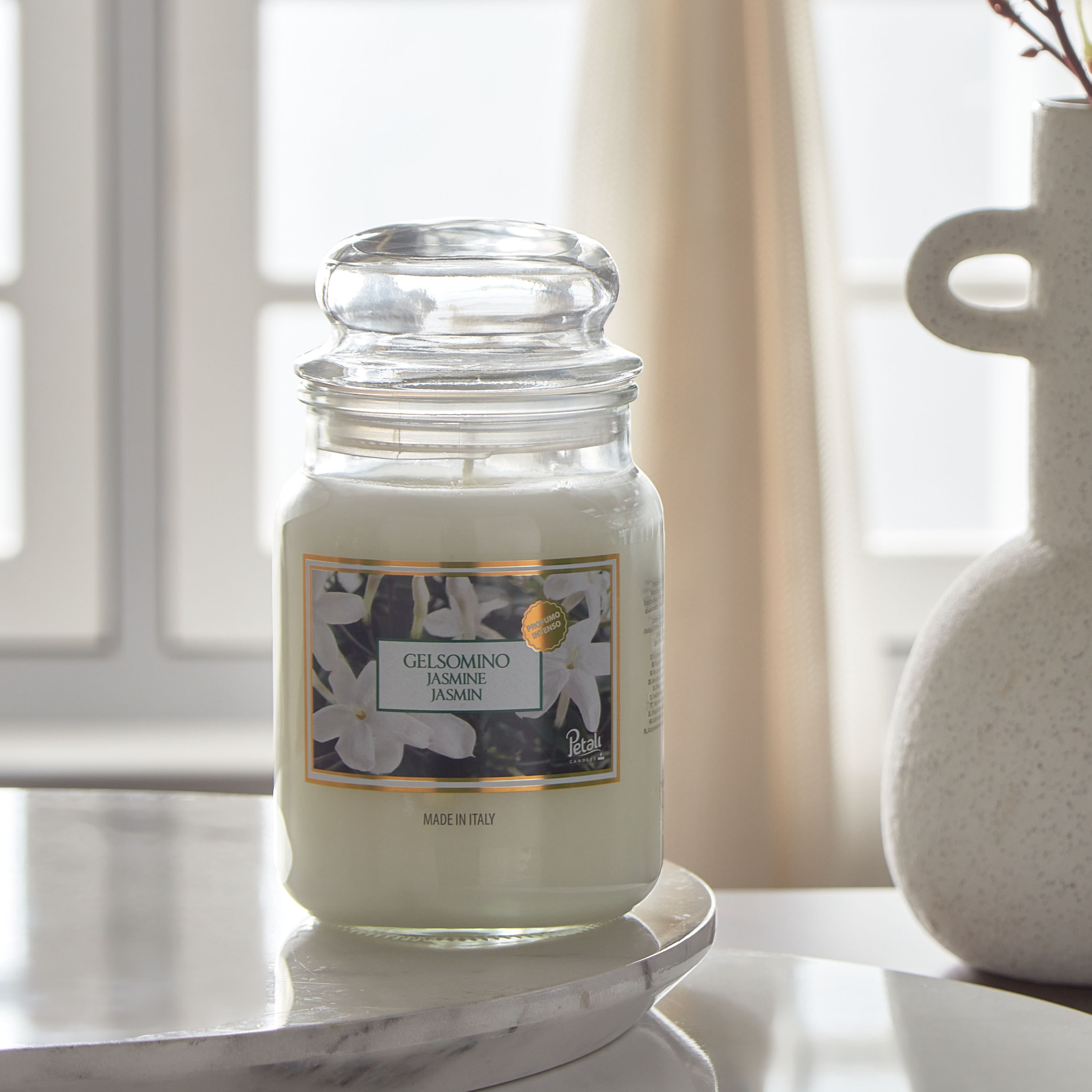 جرة شمع برائحة الياسمين من فيلا بيتيلي - 550 جرام-hbxlivingroom-decorandaccessories-candles-image-1