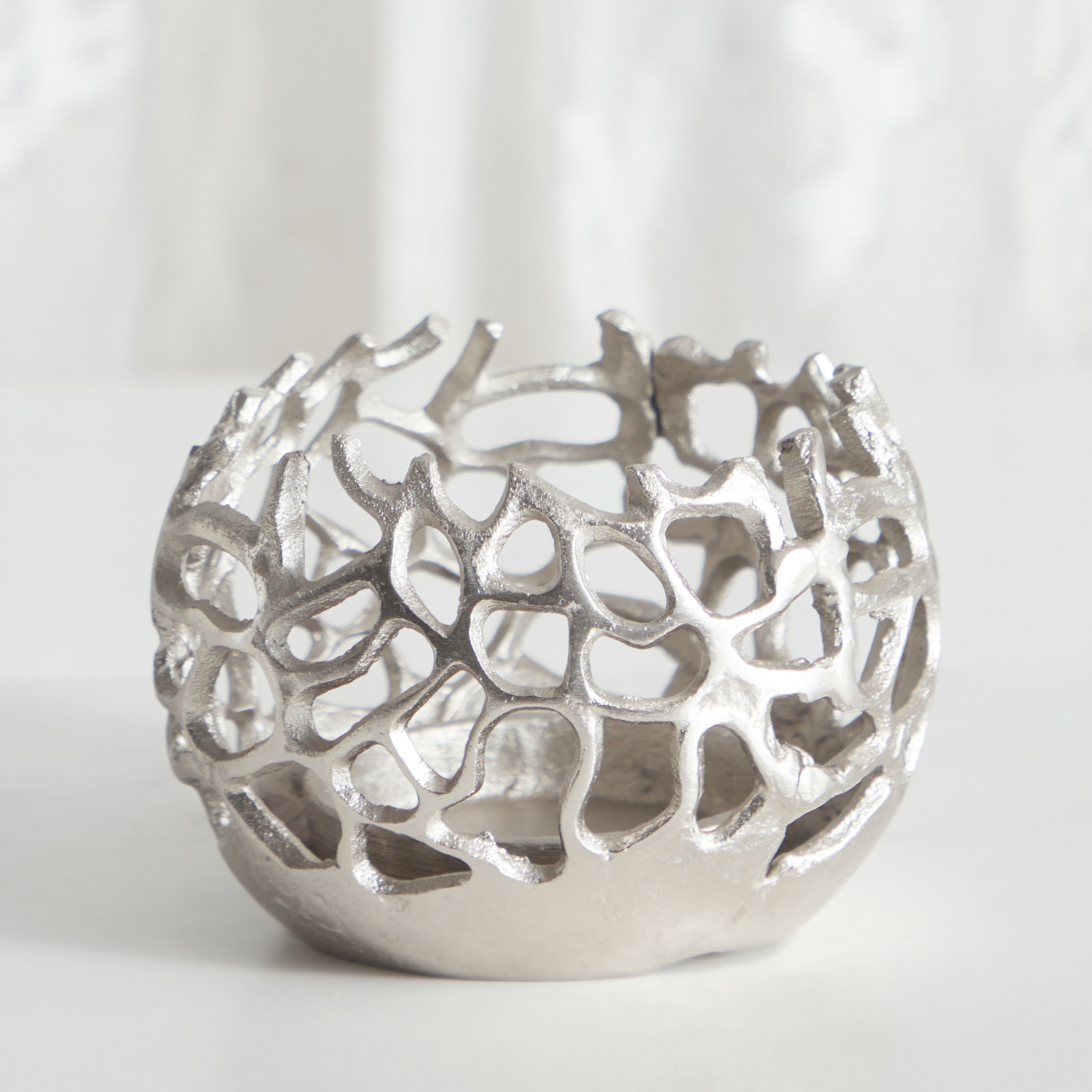 حامل شموع صغيرة ألومنيوم مفرّغ من ويكر - 11x11x8 سم-hbxlivingroom-decorandaccessories-candleholders-image-1