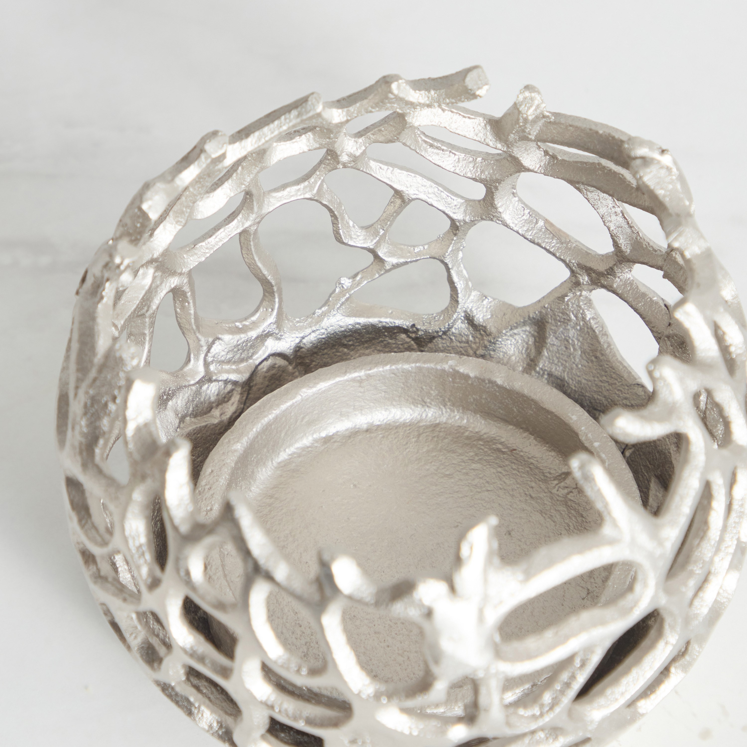 حامل شموع صغيرة ألومنيوم مفرّغ من ويكر - 11x11x8 سم-hbxlivingroom-decorandaccessories-candleholders-image-2
