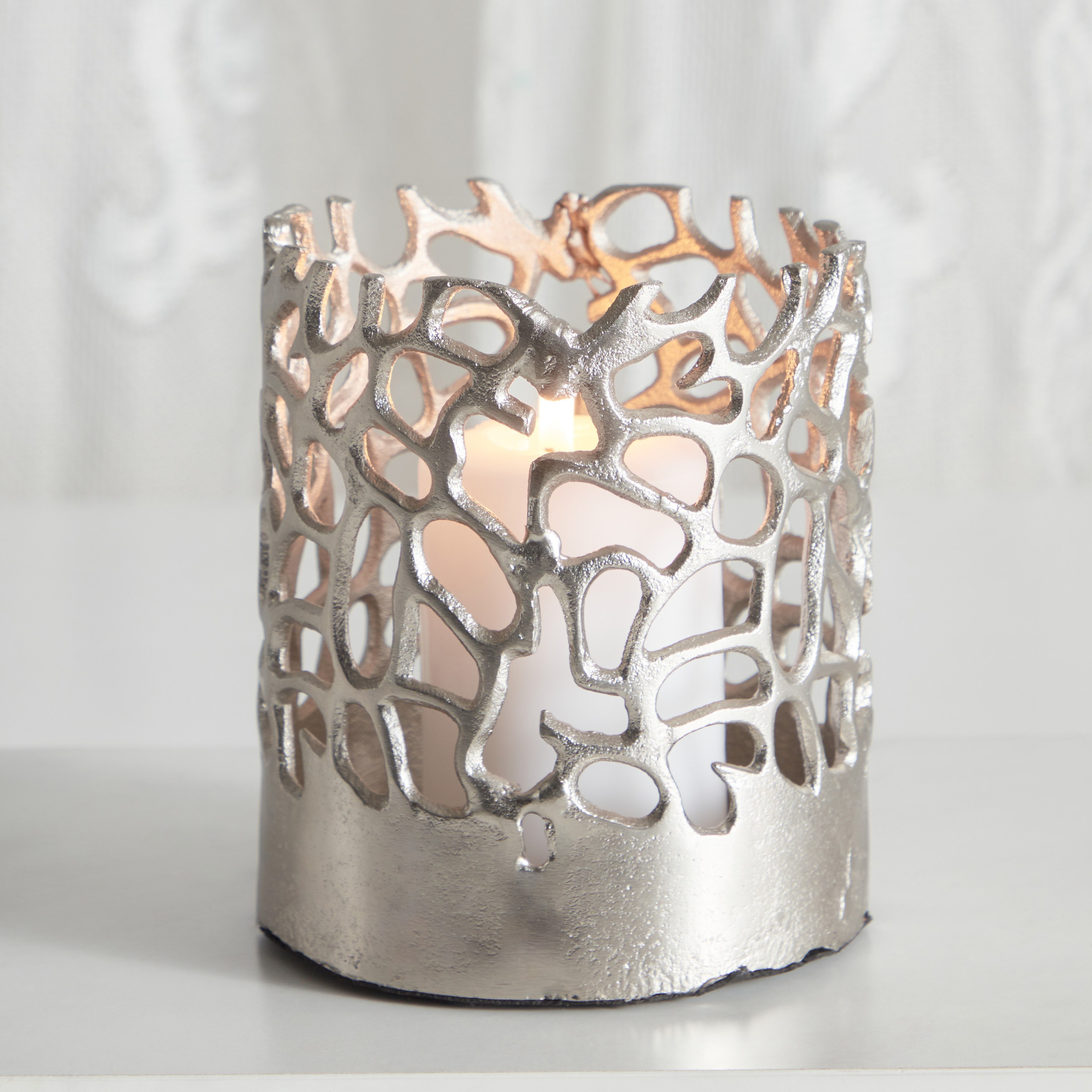 حامل شموع ألومنيوم بتصاميم مفرّغة من ويكر - 13x13x15 سم-hbxlivingroom-decorandaccessories-candleholders-image-1