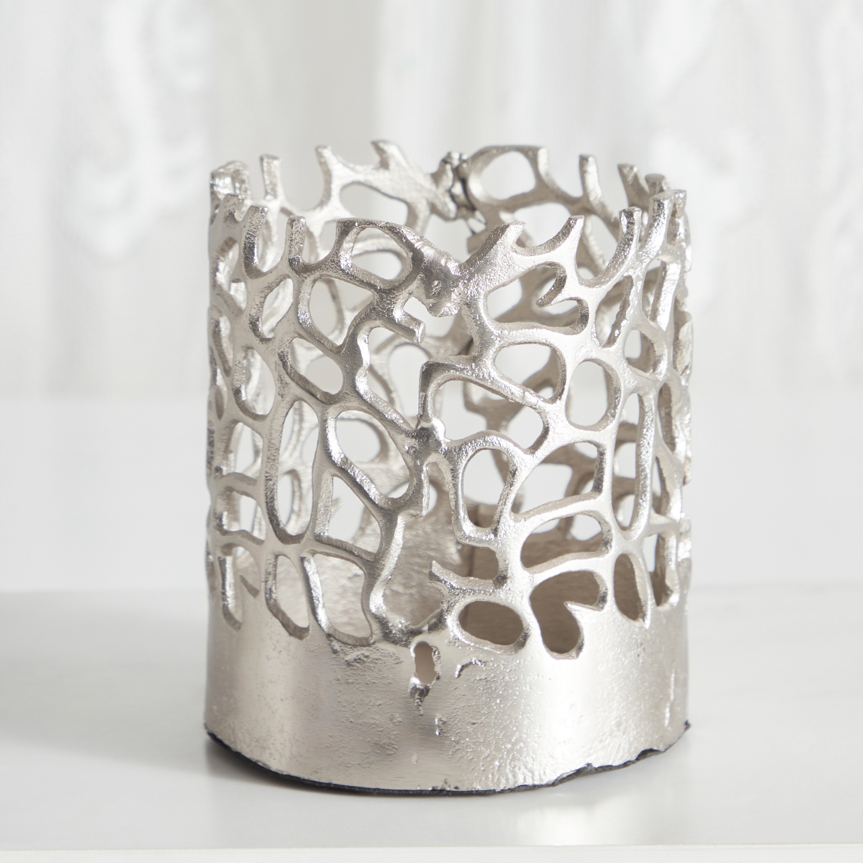 حامل شموع ألومنيوم بتصاميم مفرّغة من ويكر - 13x13x15 سم-hbxlivingroom-decorandaccessories-candleholders-image-2
