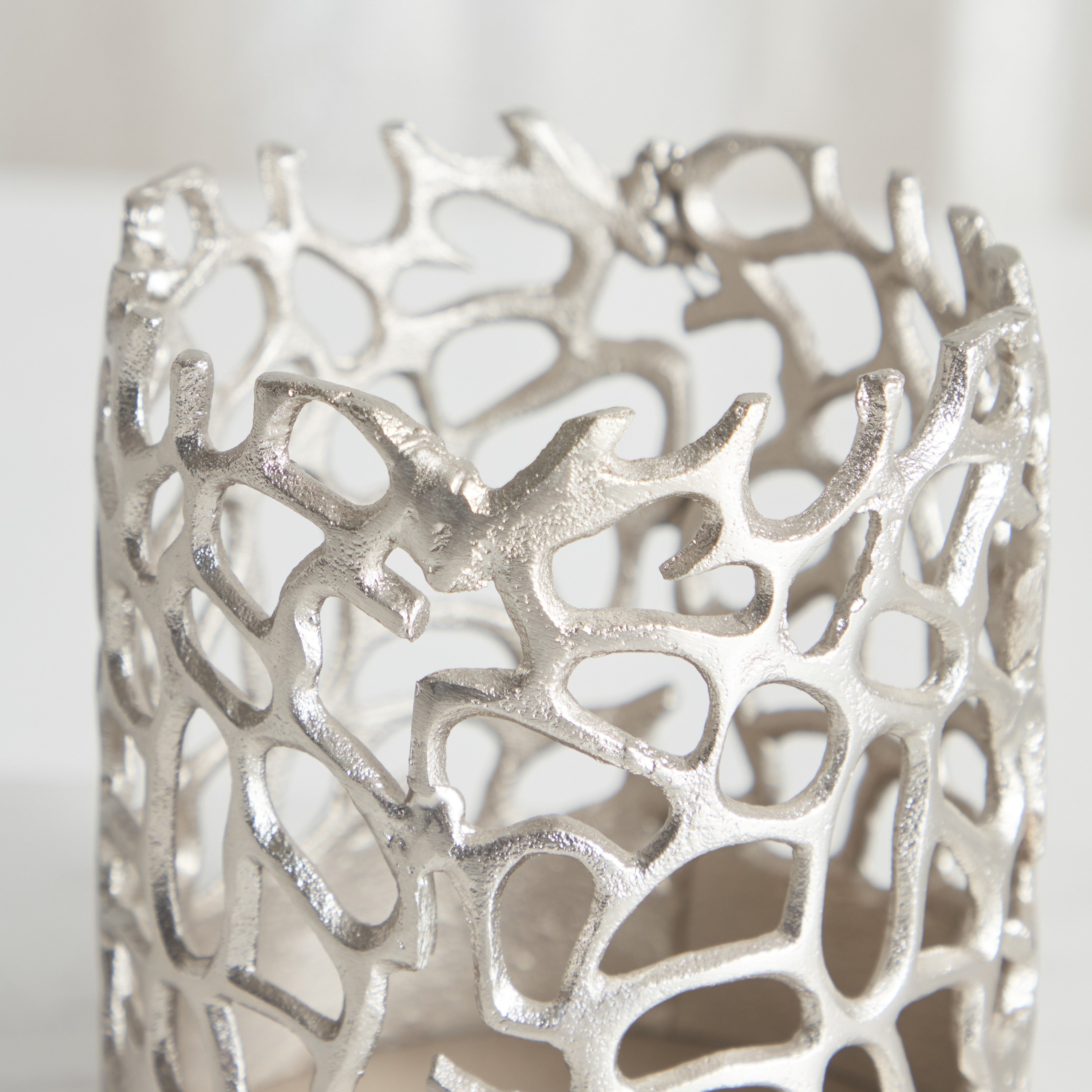 حامل شموع ألومنيوم بتصاميم مفرّغة من ويكر - 13x13x15 سم-hbxlivingroom-decorandaccessories-candleholders-image-3