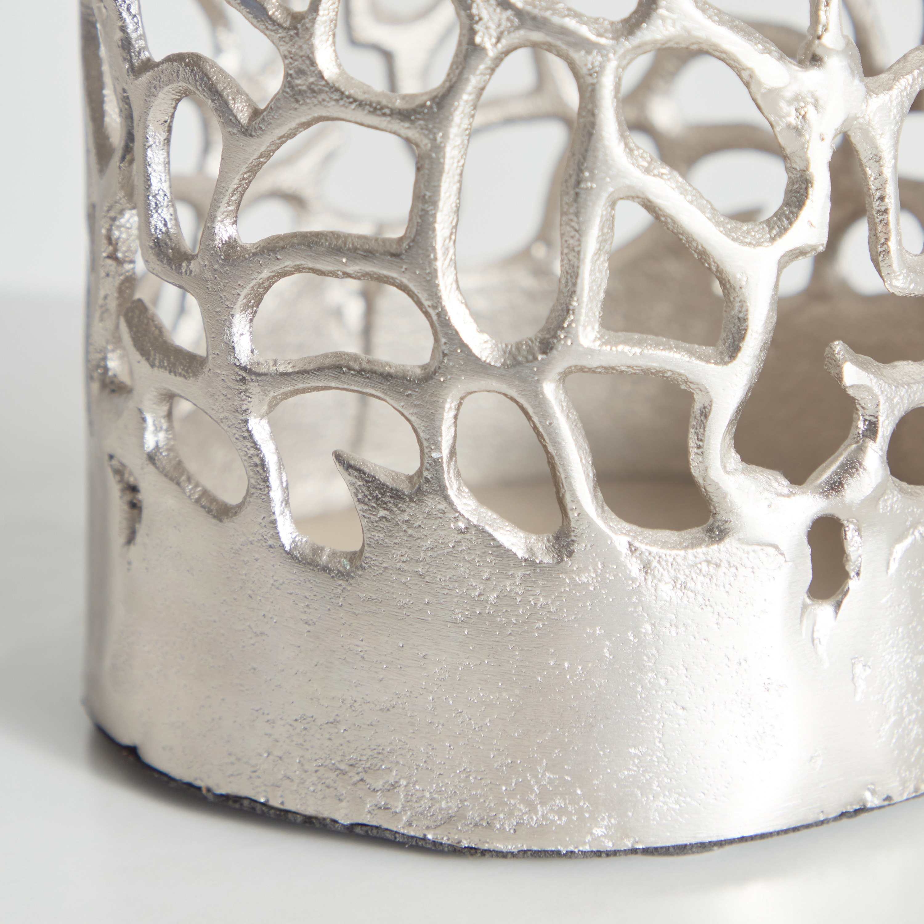 حامل شموع ألومنيوم بتصاميم مفرّغة من ويكر - 13x13x15 سم-hbxlivingroom-decorandaccessories-candleholders-image-4