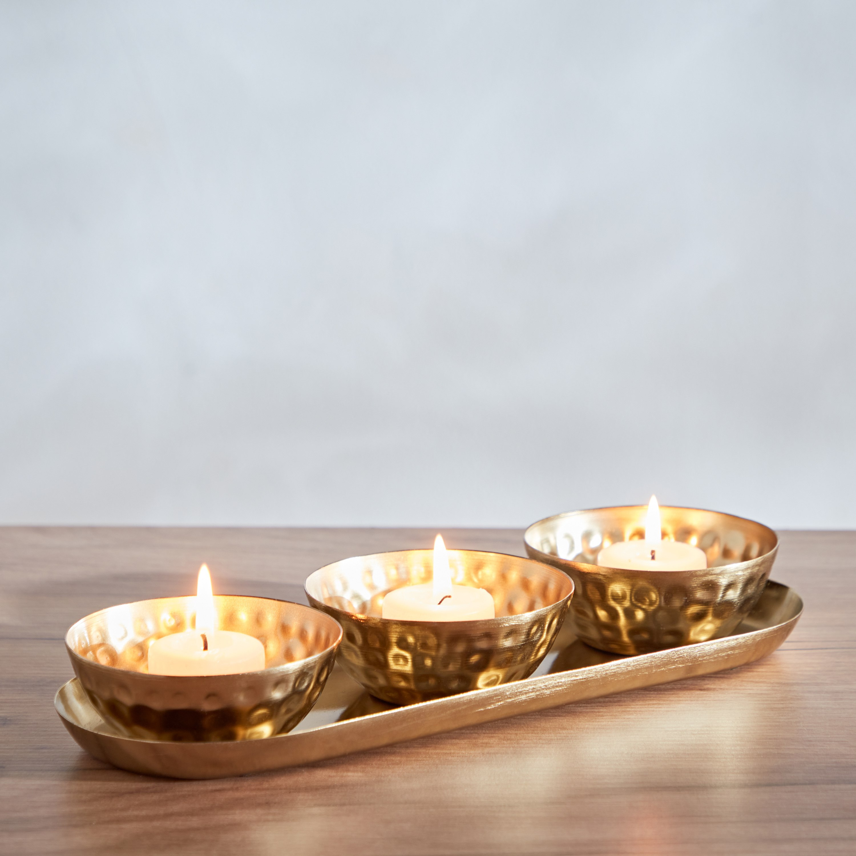 حاملات شموع صغيرة معدن مطروقة 3 قطع مع صينية من جاكس - 29x10.5x4 سم-hbxlivingroom-decorandaccessories-candleholders-image-1