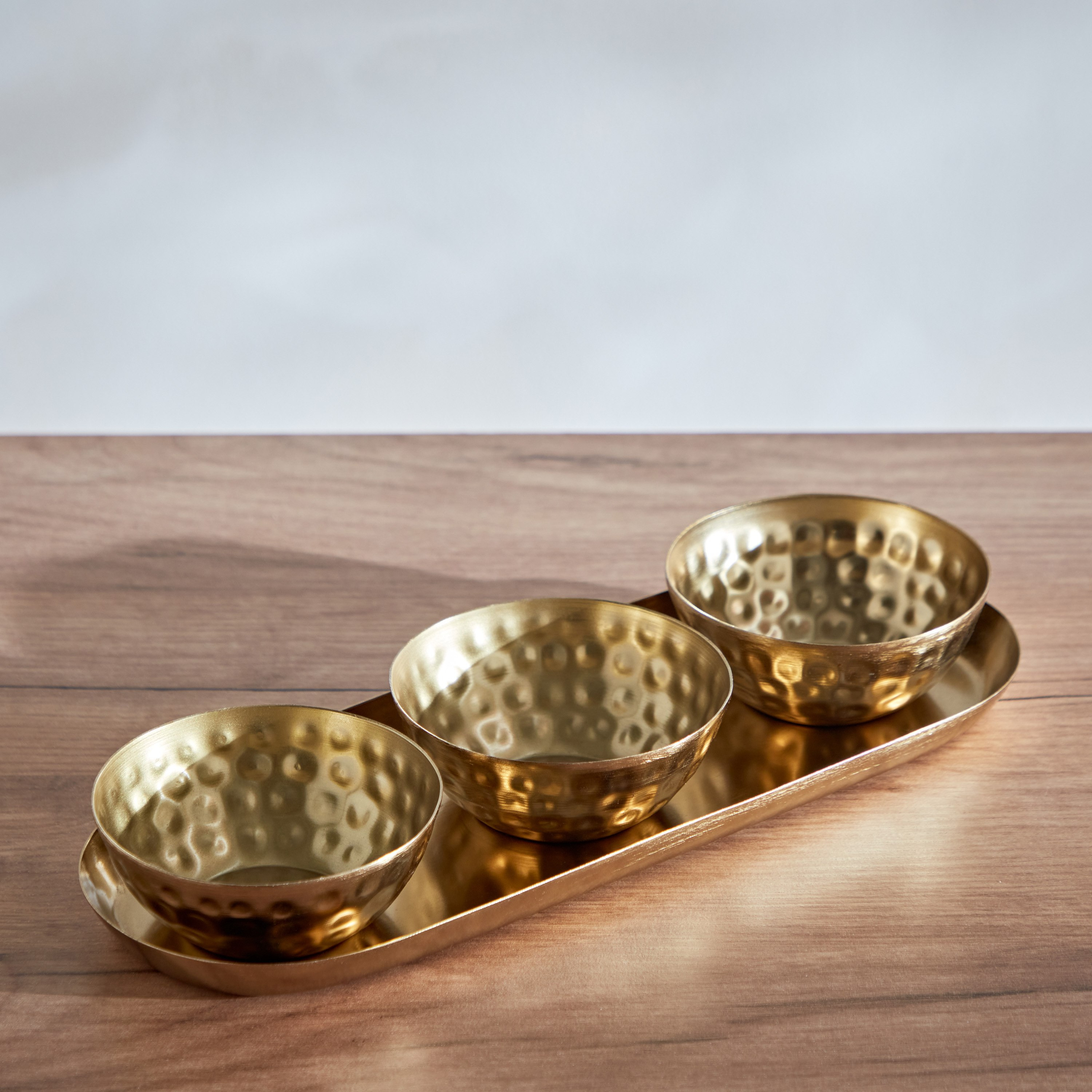 حاملات شموع صغيرة معدن مطروقة 3 قطع مع صينية من جاكس - 29x10.5x4 سم-hbxlivingroom-decorandaccessories-candleholders-image-2