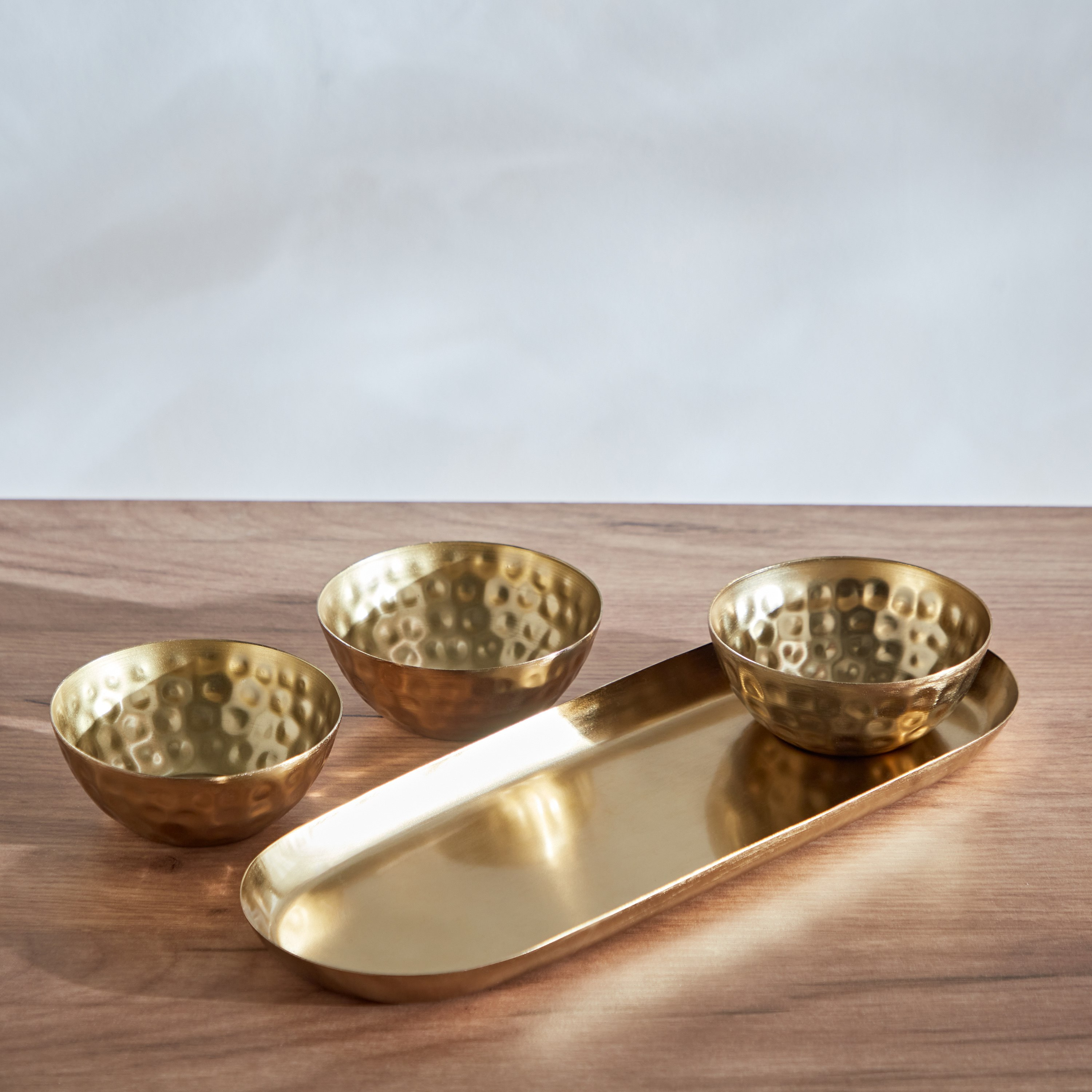 حاملات شموع صغيرة معدن مطروقة 3 قطع مع صينية من جاكس - 29x10.5x4 سم-hbxlivingroom-decorandaccessories-candleholders-image-3